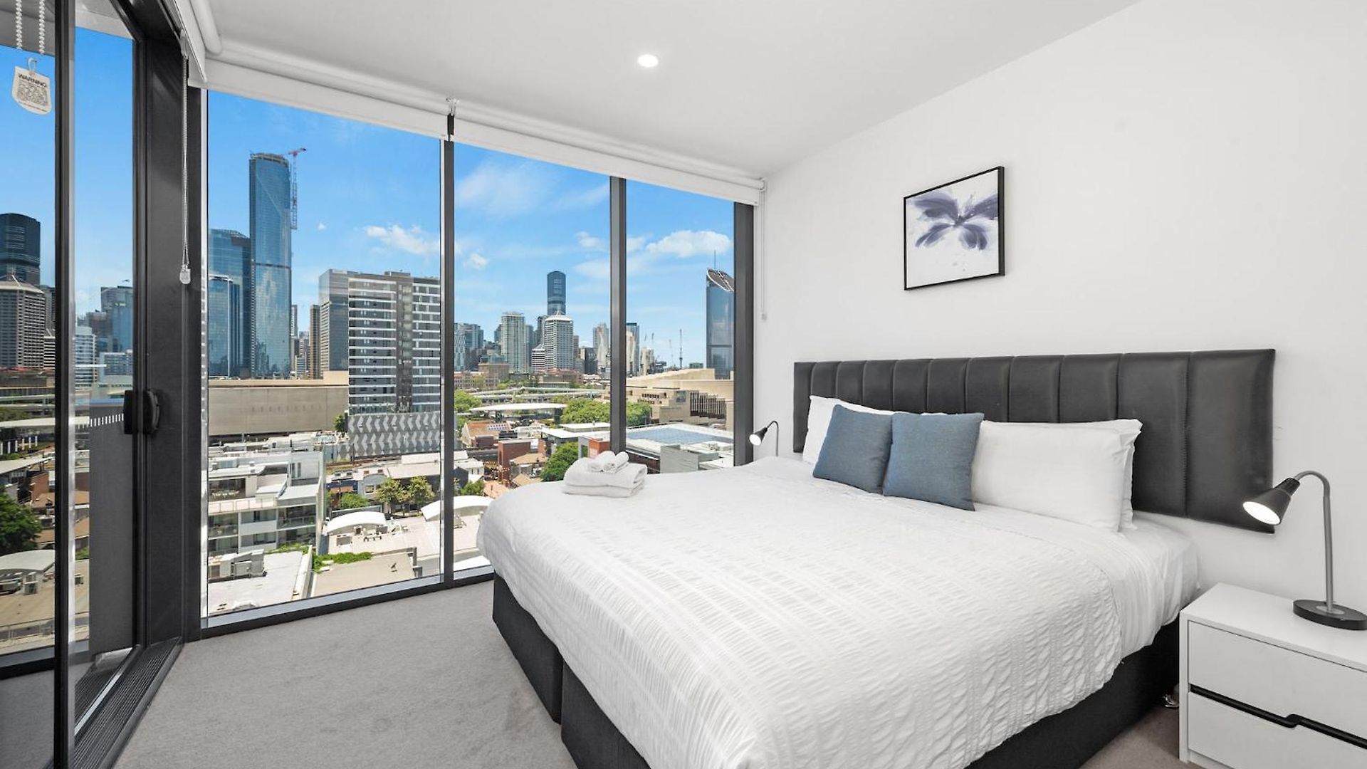 King Bed, Views, Car Park & Perfect Location! * Brisbane