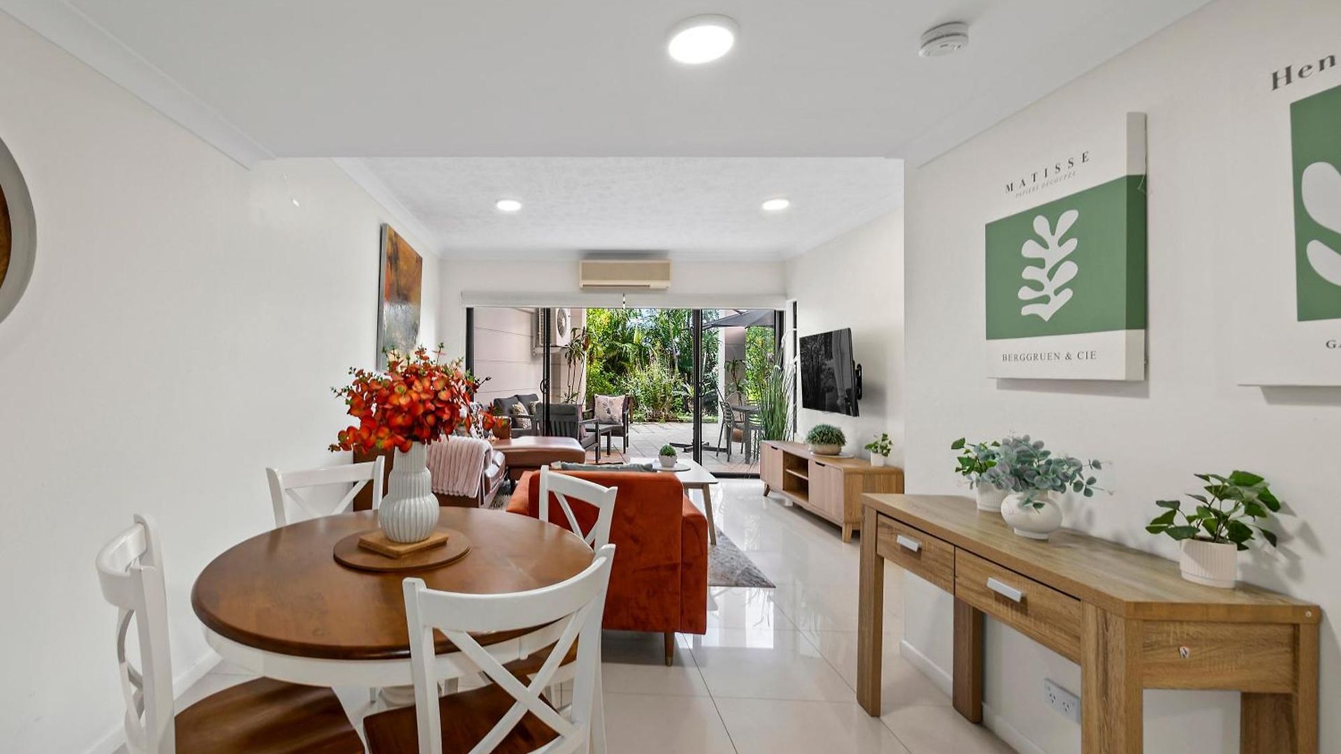 Apartment Spacious & Cozy 2br With Parking, Balcony & Wifi *