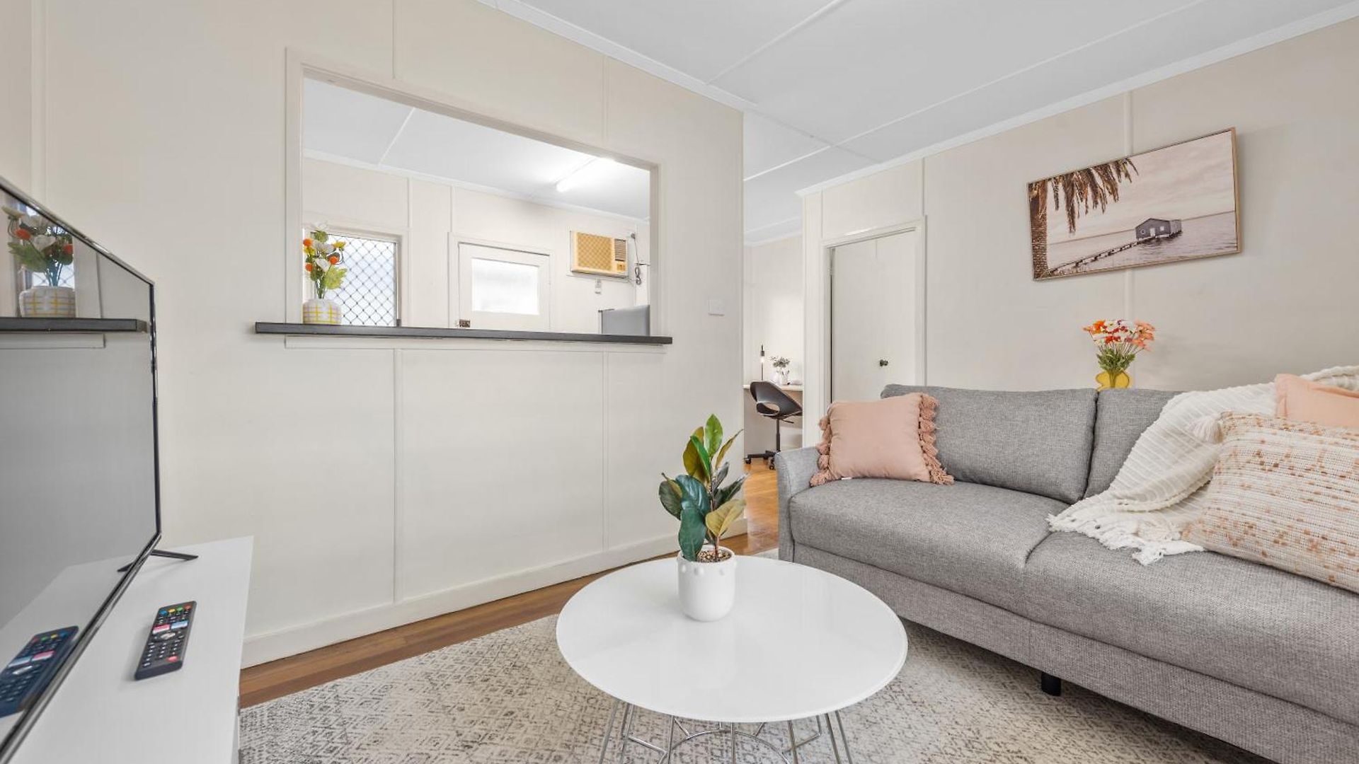 Apartment Comfy & Cozy 1br With Parking, Wifi And Study Desk