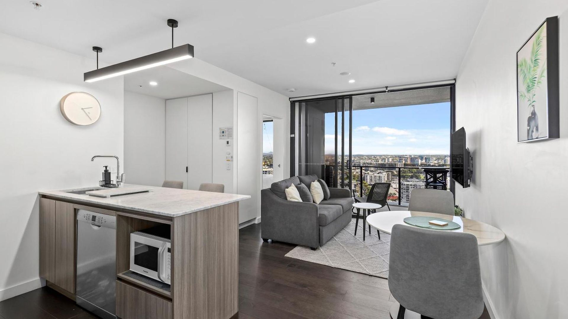 Stunning With Sunset Views, Car Park, Gym And Pool Apartment