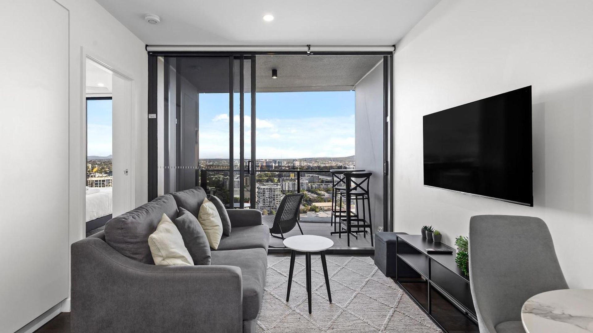 Stunning With Sunset Views, Car Park, Gym And Pool Apartment *