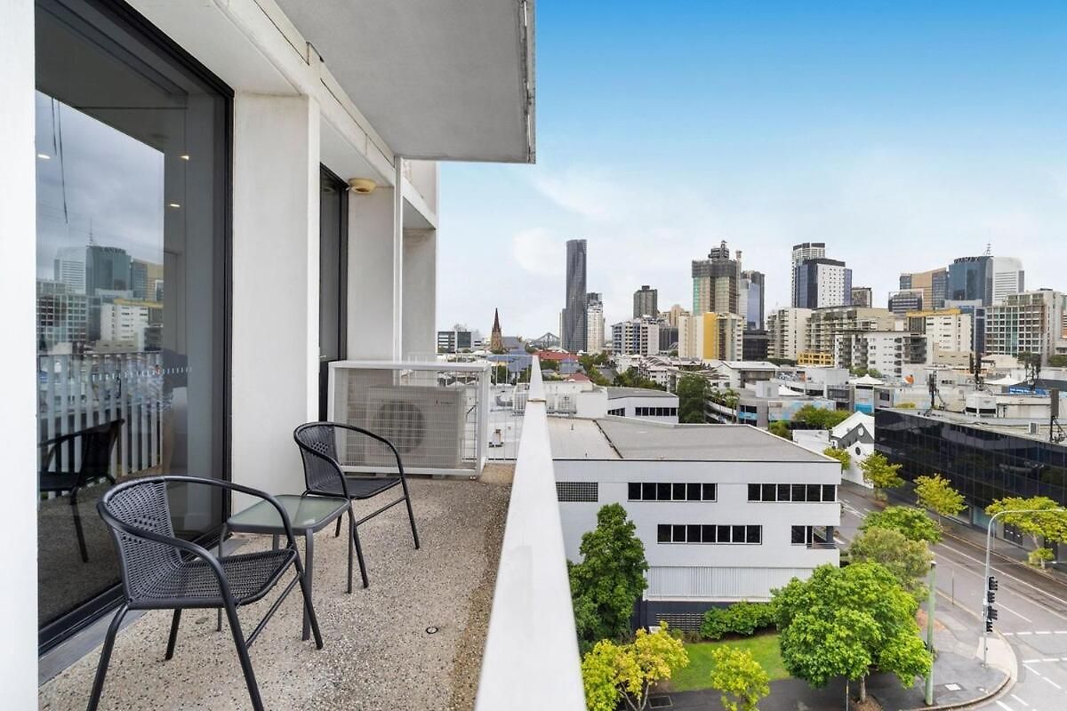Two Bedroom Retreat With Pool, Gym And Parking Apartment