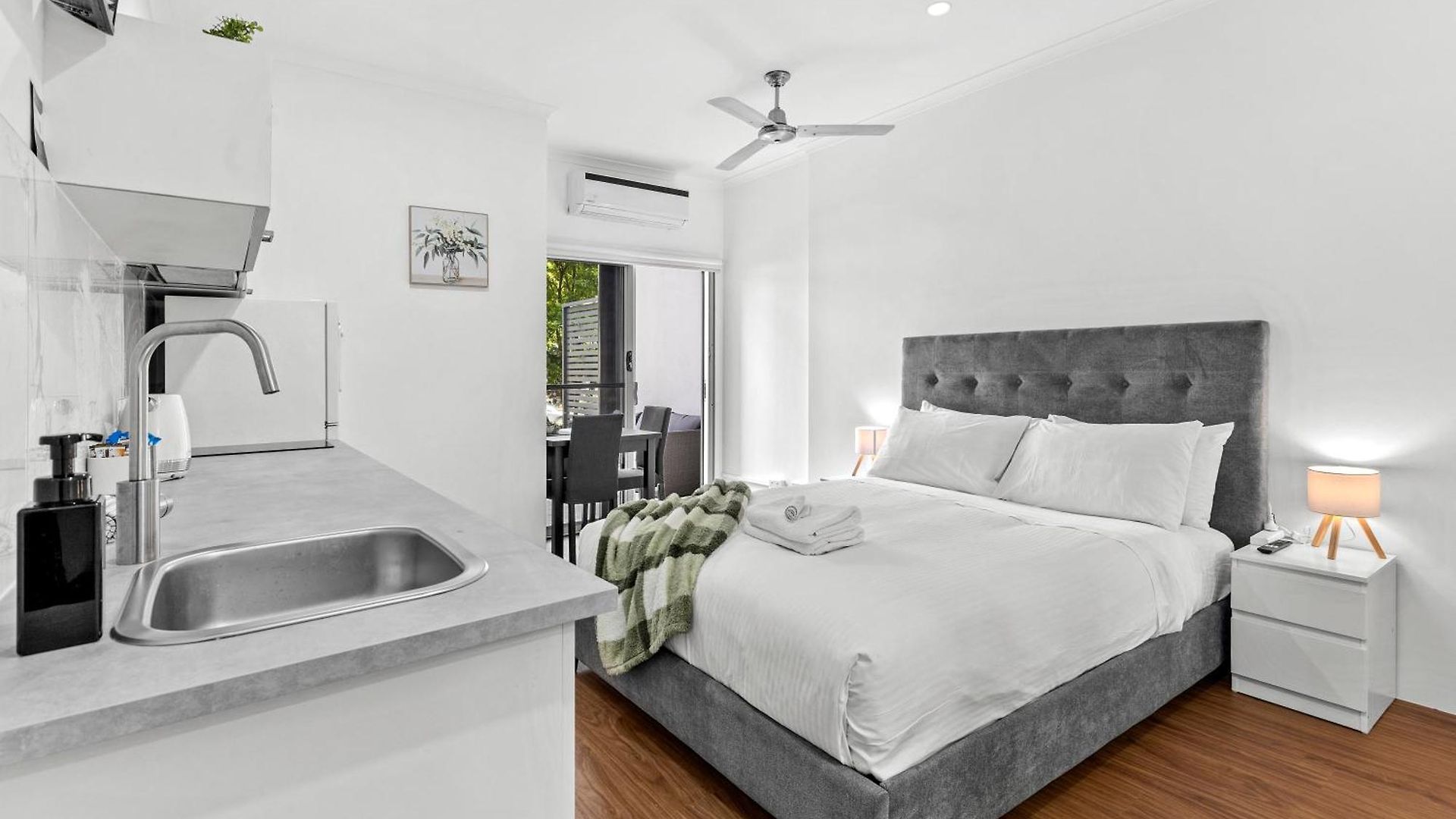 Bright With River View, Pool, Gym & Balcony Apartment Brisbane