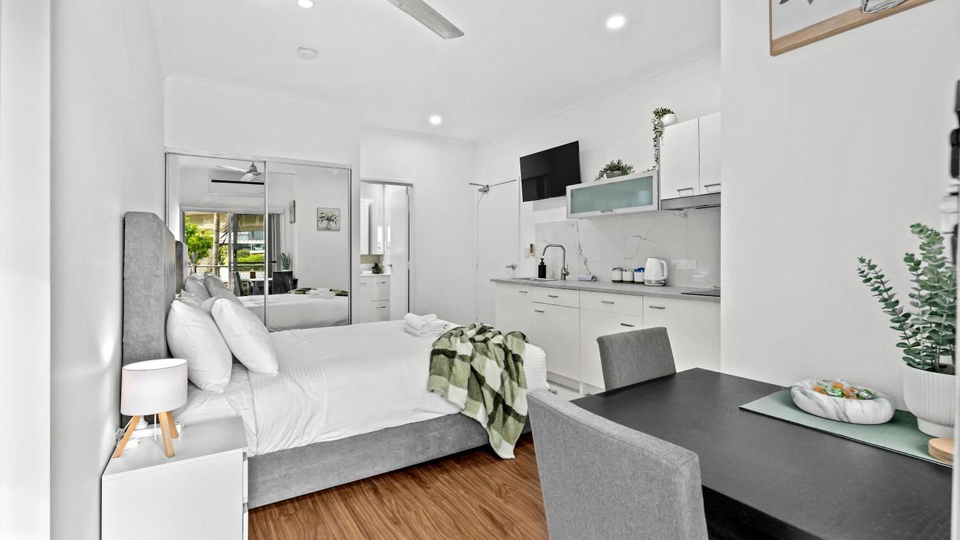 Apartment Bright With River View, Pool, Gym & Balcony