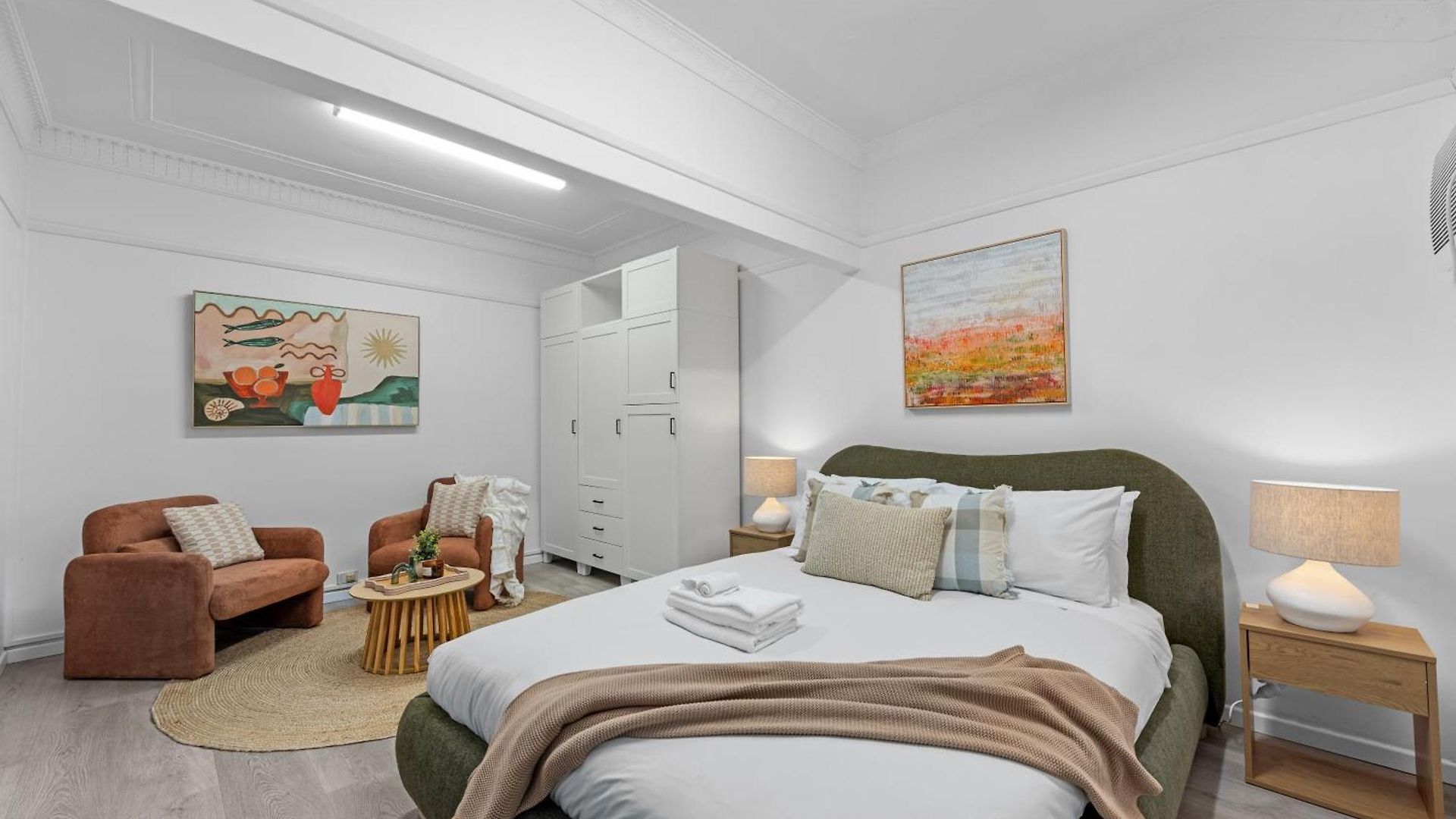 Cozy And Comfy - Short Walk To Hospital And Cbd Apartment