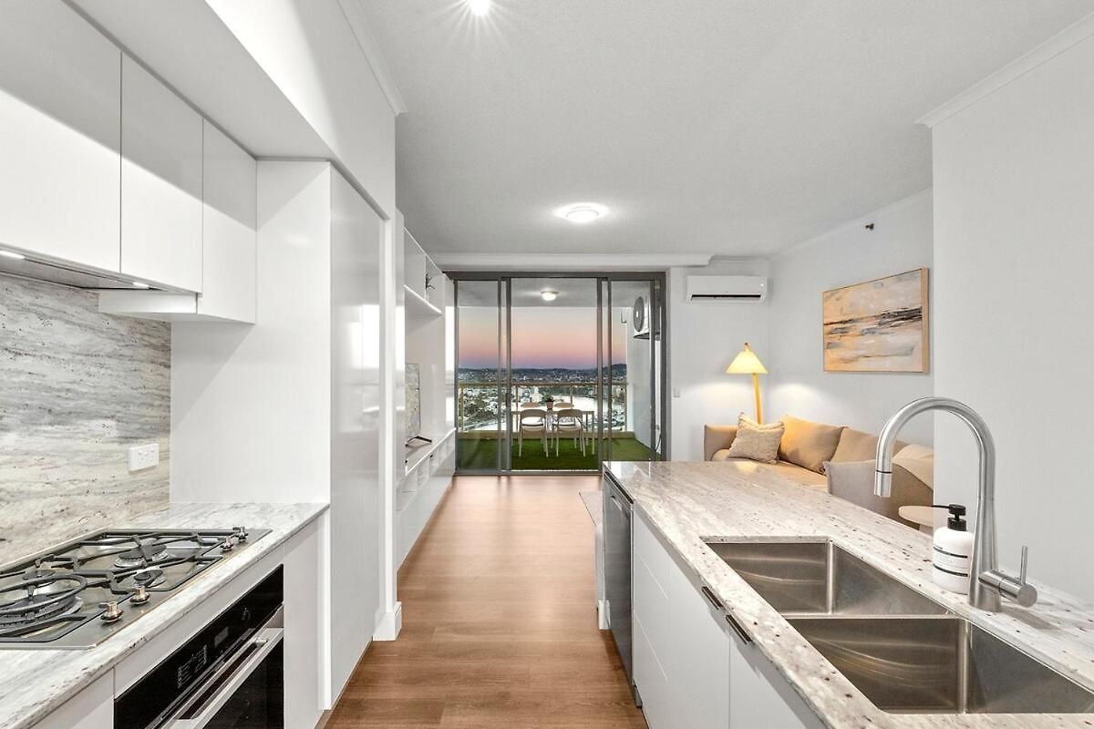 Apartment Penthouse Style - Story Bridge Views - Sleeps 8 - Baby Friendly Brisbane