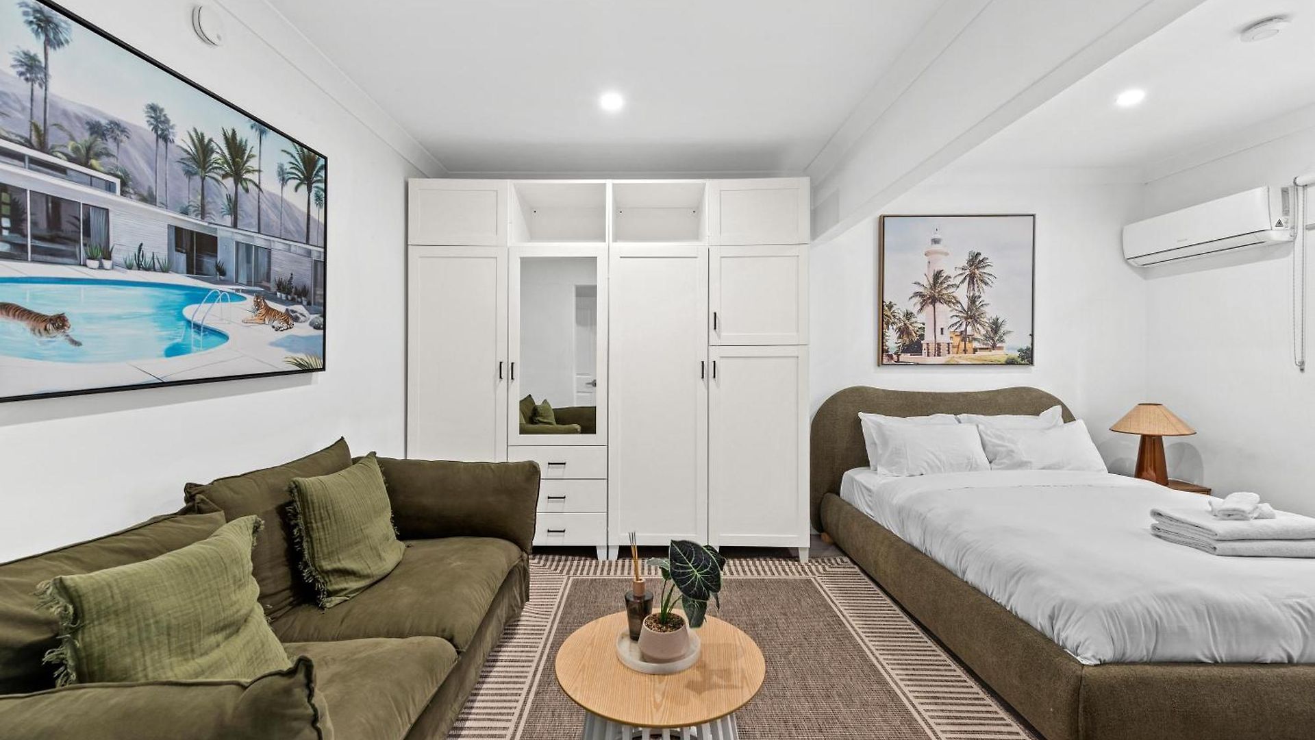 Stylish And Comfy - Short Walk To Hospital Apartment