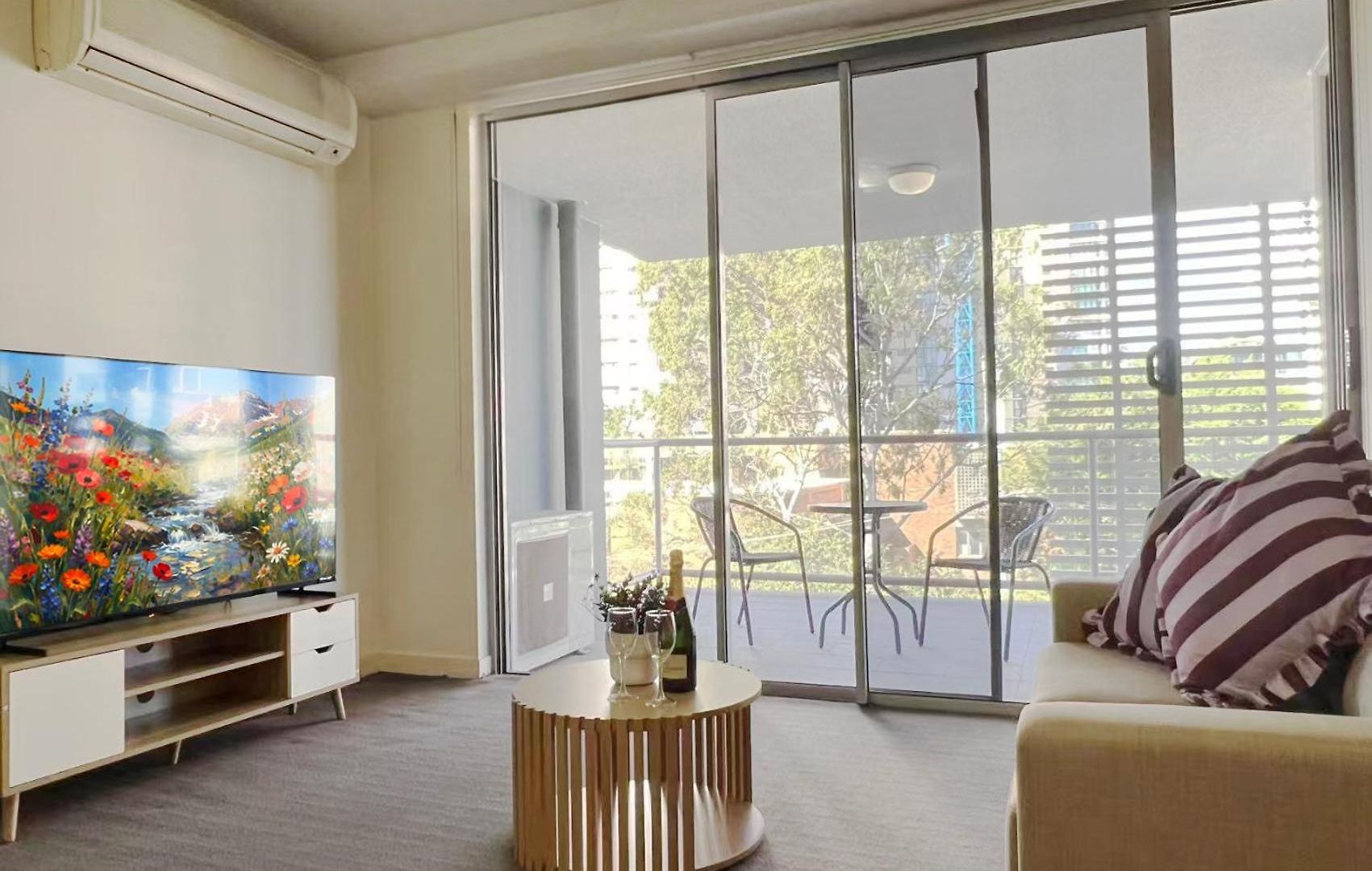 Budget 2br 2ba South With Parking Apartment *