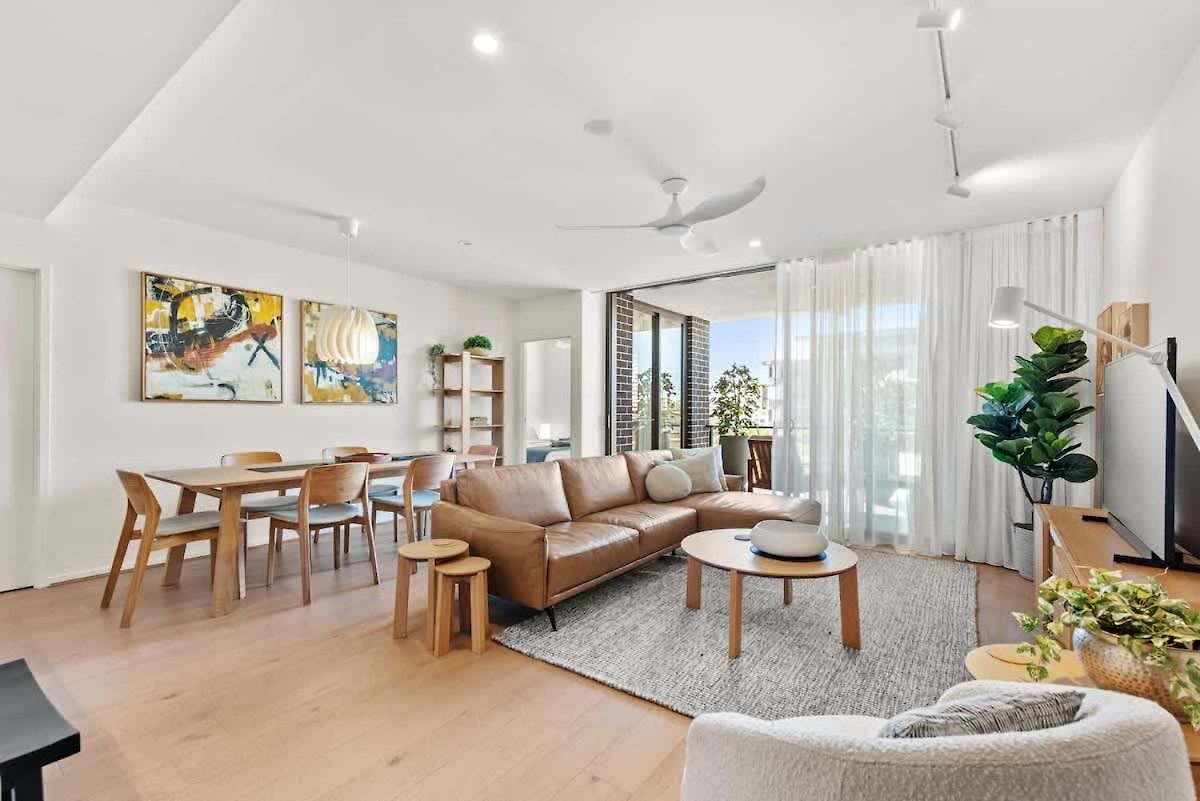 Sophisticated Elegance - 2bed-2bath-2car-balcony *