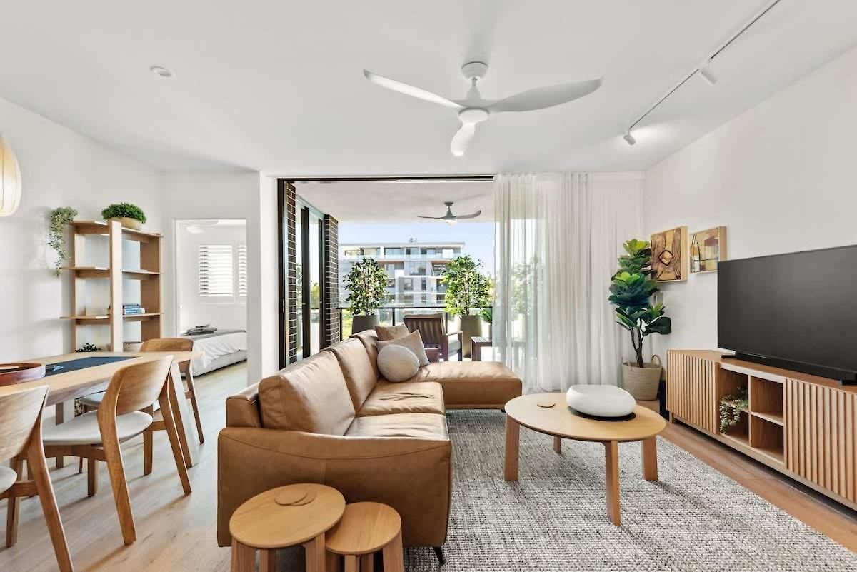 Sophisticated Elegance - 2bed-2bath-2car-balcony Apartment