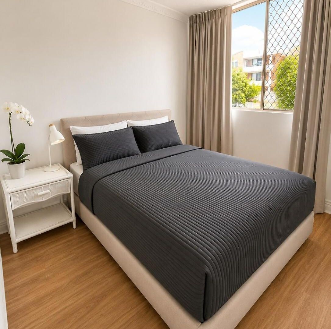 Upmarket Queen & Bath, Renovated, Quiet, Airport 10 Min - Shared Accomm Apartment