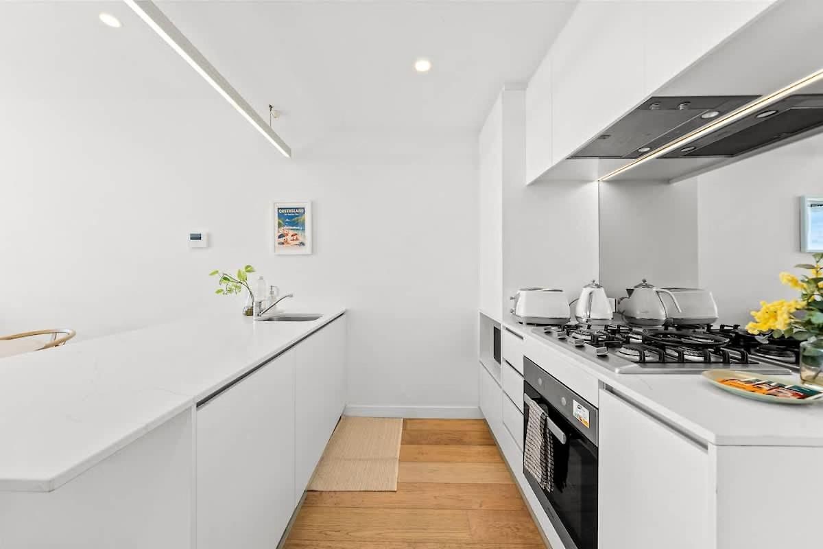 Johnson - Modern Brisbanecity-fringe W Parking Apartment Brisbane