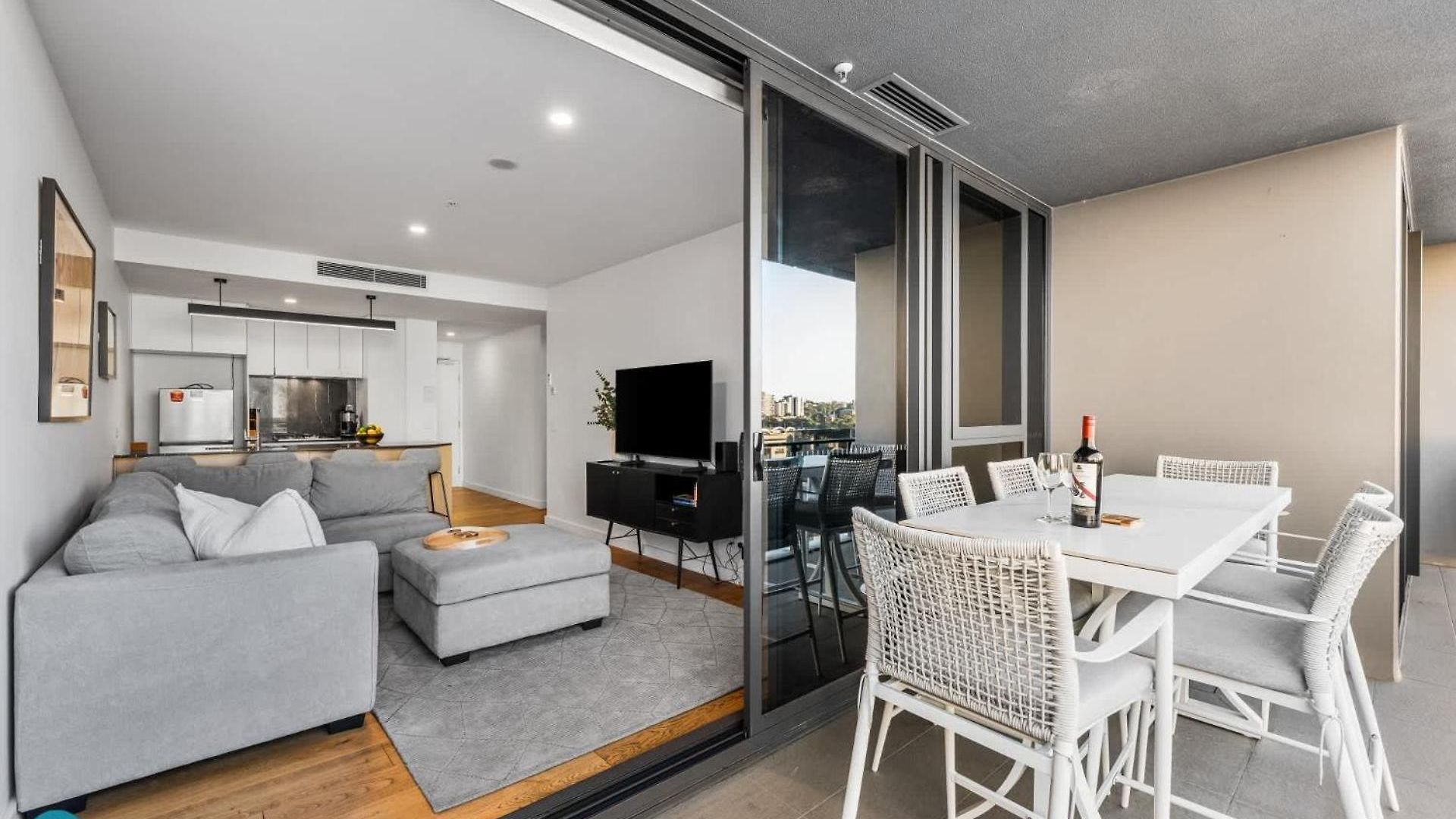 South 1 Bedroom With Pool * Brisbane