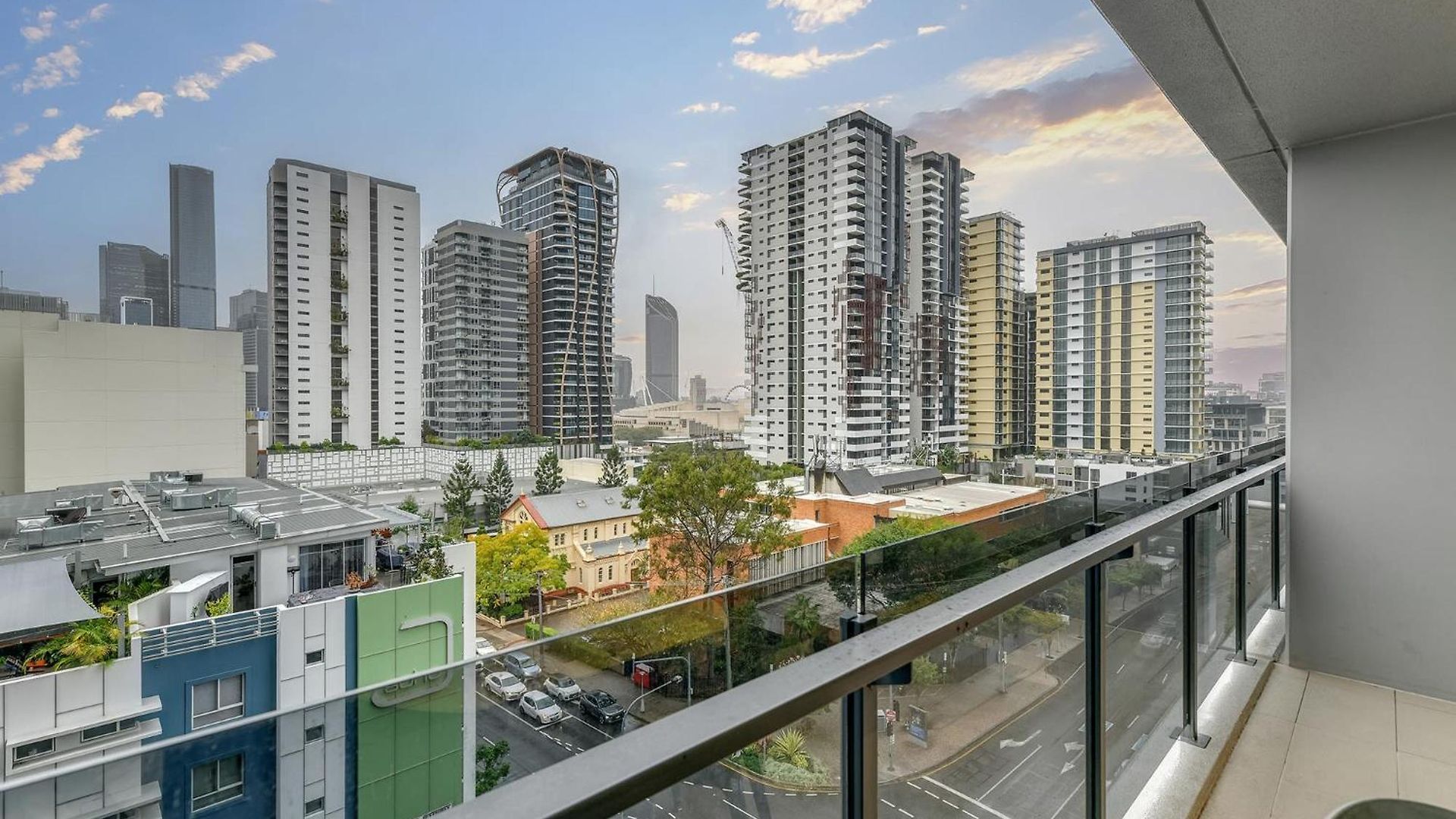 South 1 Bedroom With Pool * Brisbane