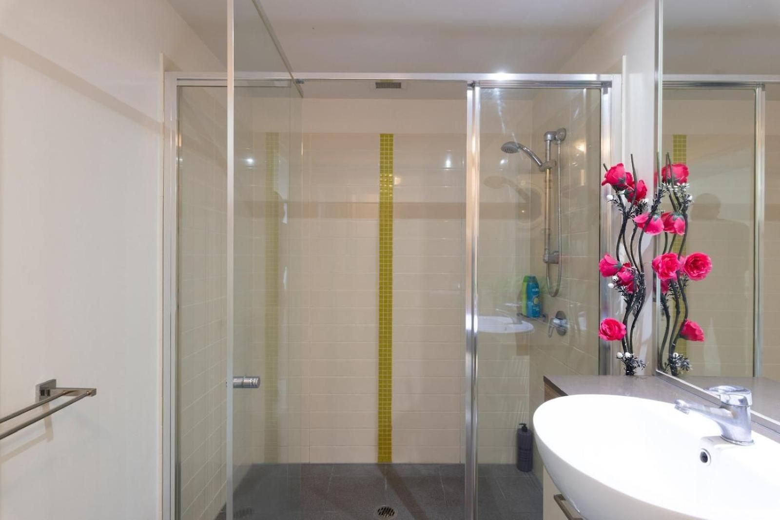Chic 1br Retreat Heart Of Pool&gym Views Apartment