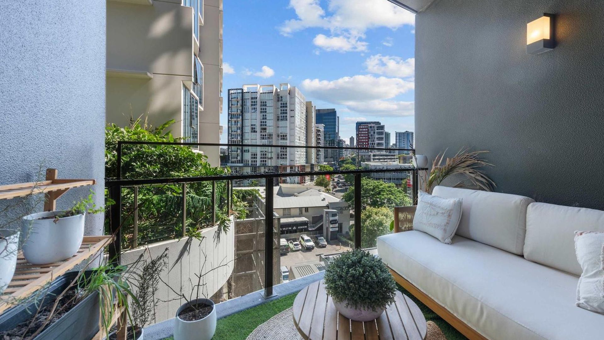 Luxury 2 Bed 2 Bath Parking Pool Gym & Sauna *