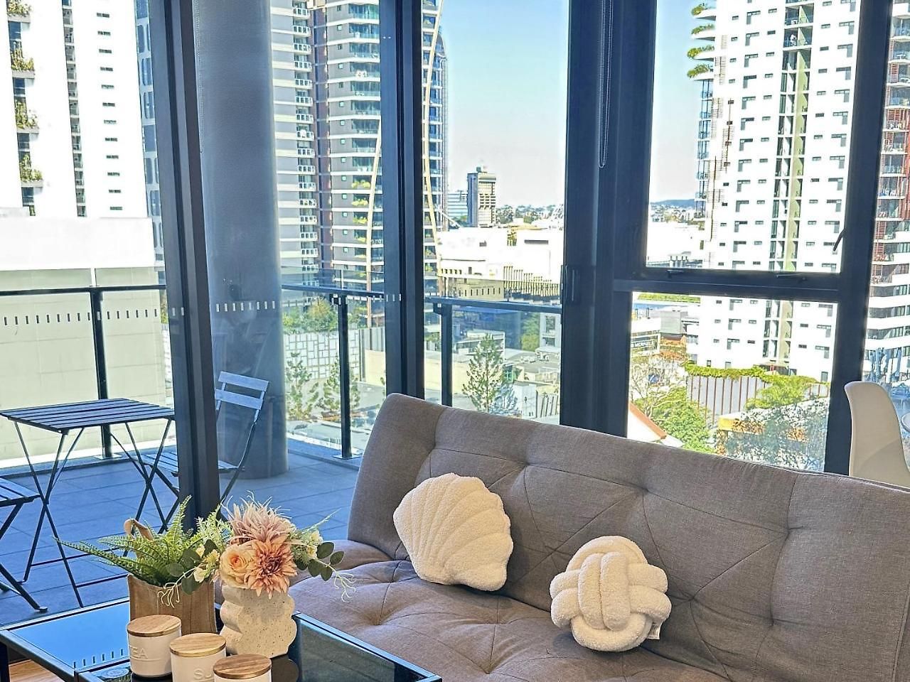 Modern Vibrant - 1 Bedroom Pool Gym Sauna Brisbane
