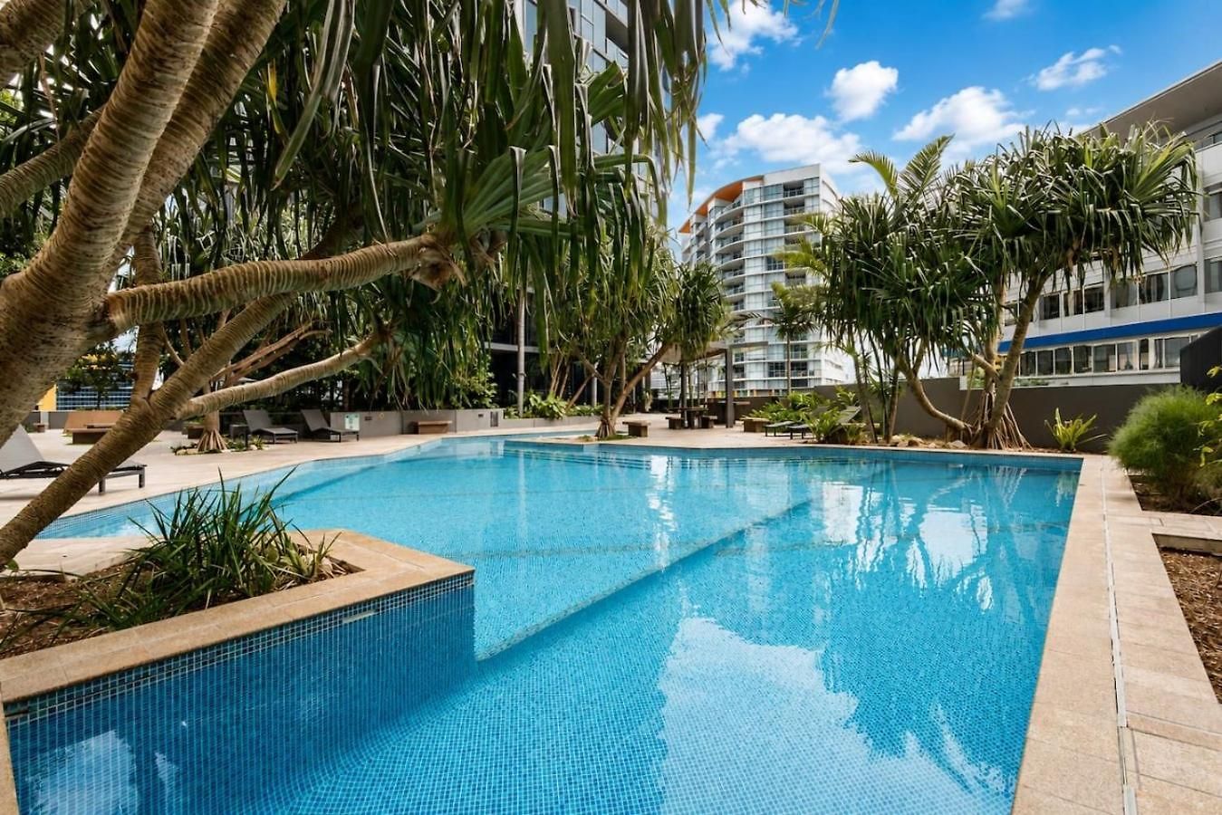 Apartment Level 22 Skyline Views With Sauna, Gym, Pool And Free Parking
