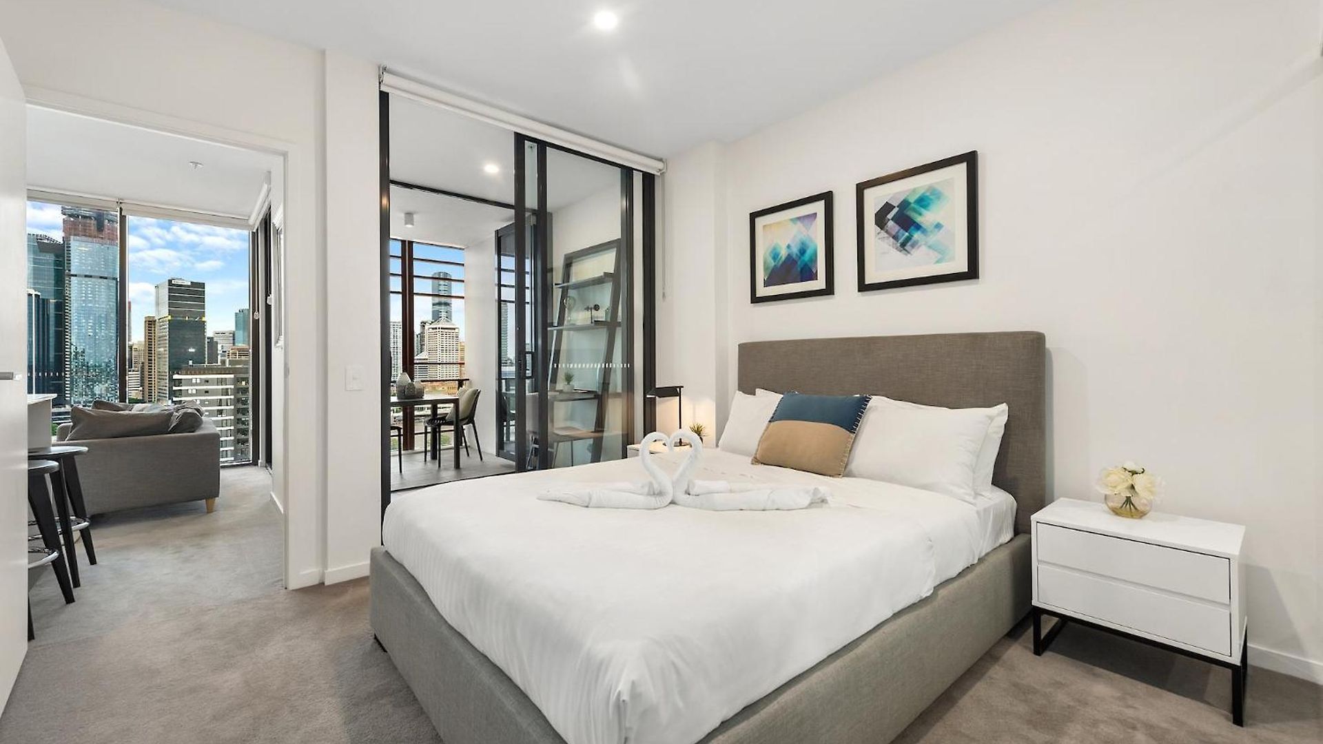 Sunny, & Modern With Breathtaking Views! *