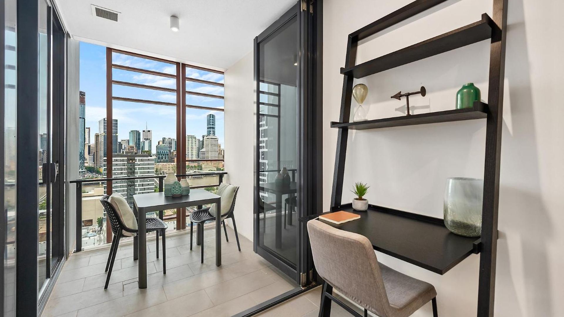 Sunny, & Modern With Breathtaking Views! Apartment *