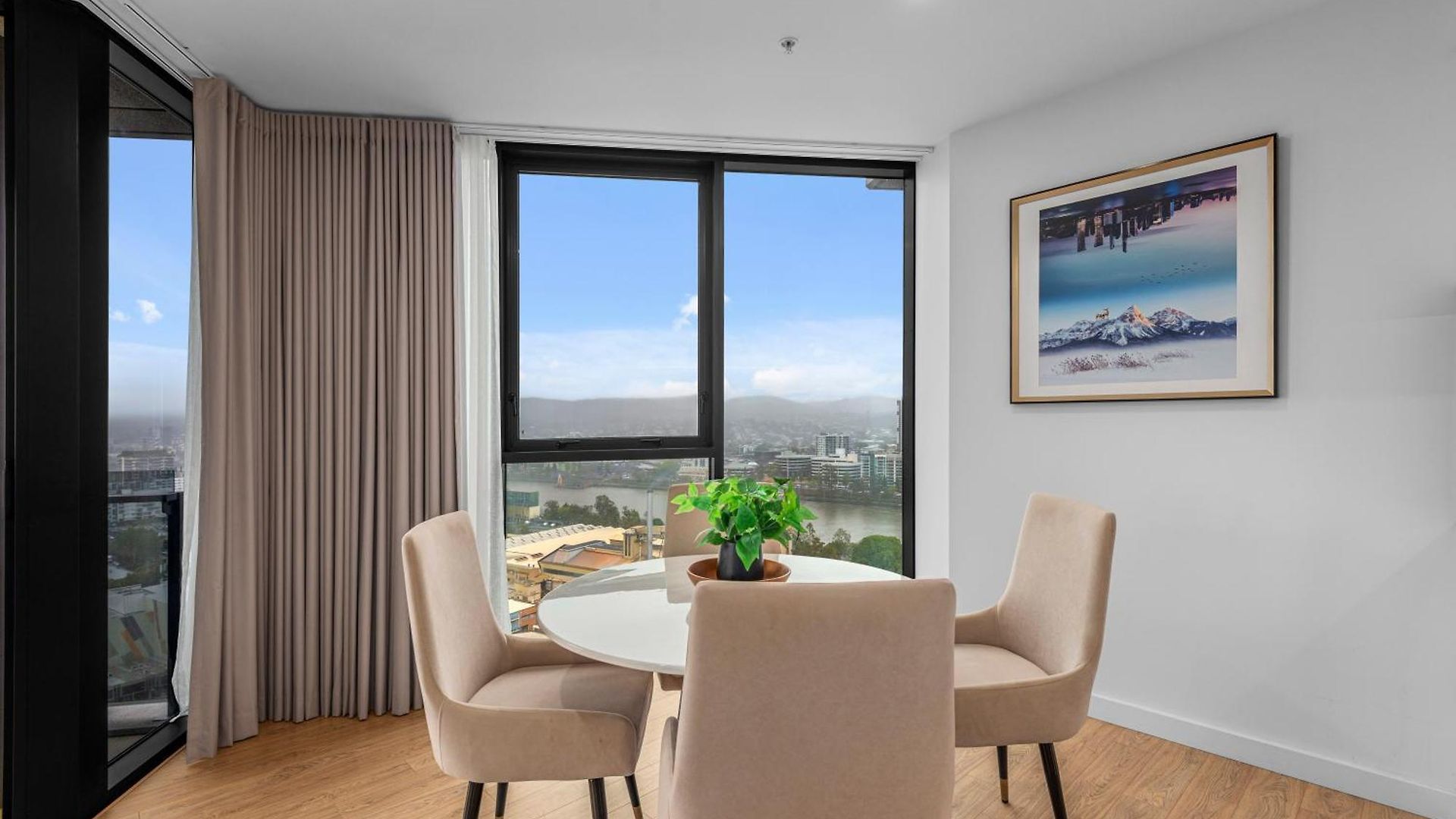 Apartment Stunning River & Mountain Views With 2br, Pool & Gym
