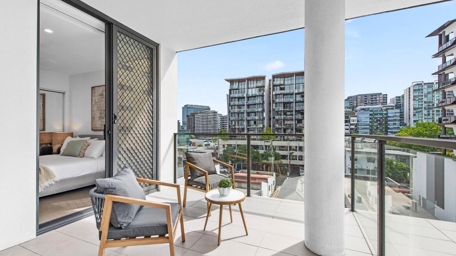Bright & Spacious 1br With Balcony & Car Park! Apartment
