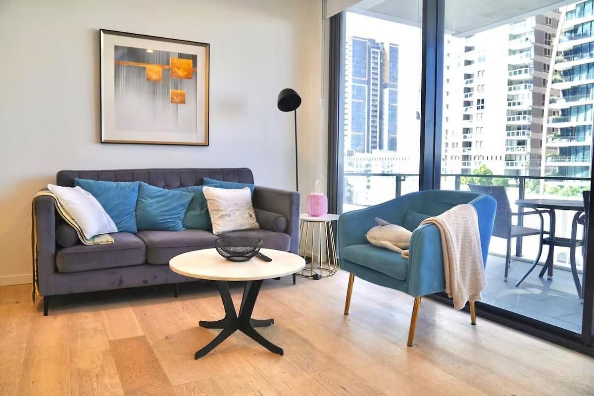 Apartment Convenient To Urban Living By Private Host