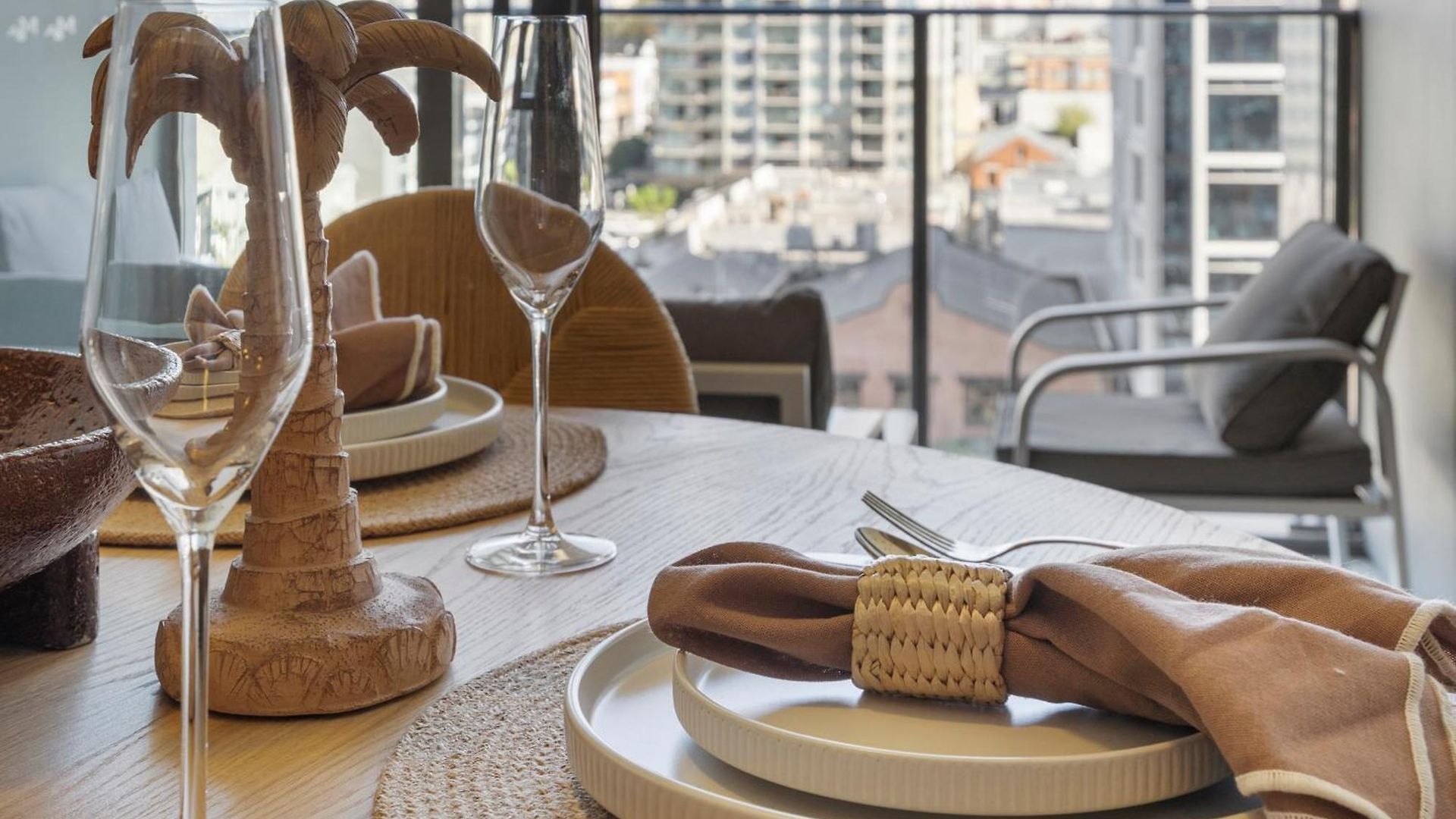 St With Story Bridge Views, Pool & Free Parking