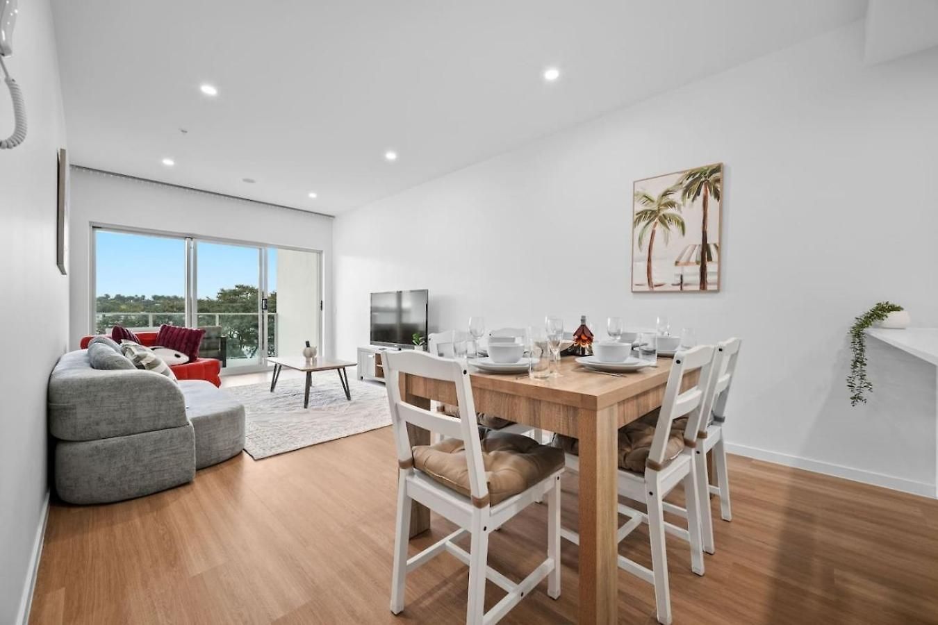 Across From Train And Bus Station Pool Gym And View Apartment *