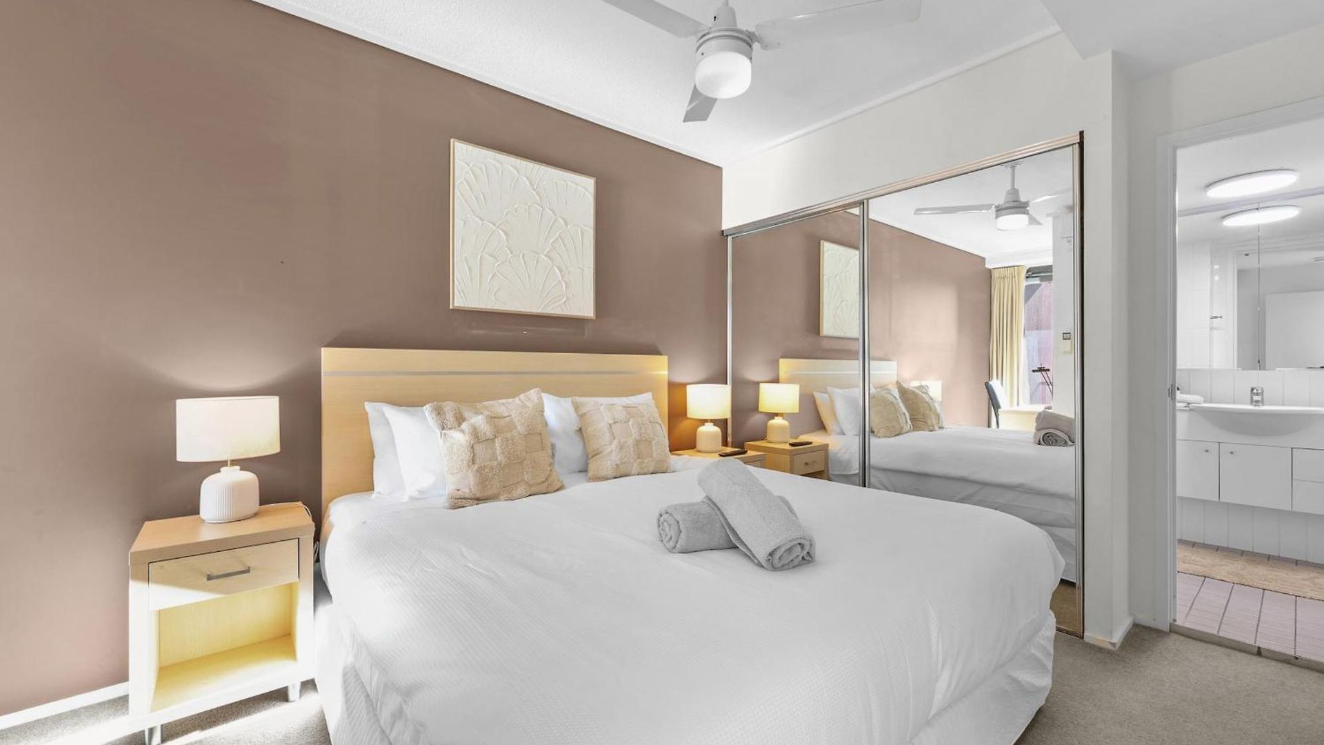 Full Water View - Sleeps 7 - Parking - Pool & Sauna Apartment *