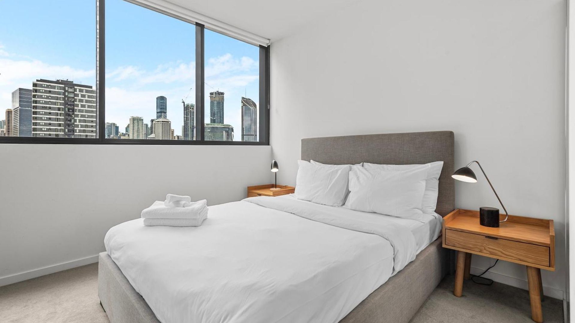 Views & Amazing Location! Free Parking & Wifi Apartment *