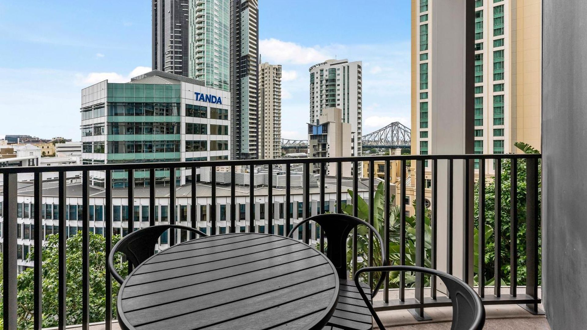 Apartment Modern 2br With River Views, Rooftop Pool, Parking *