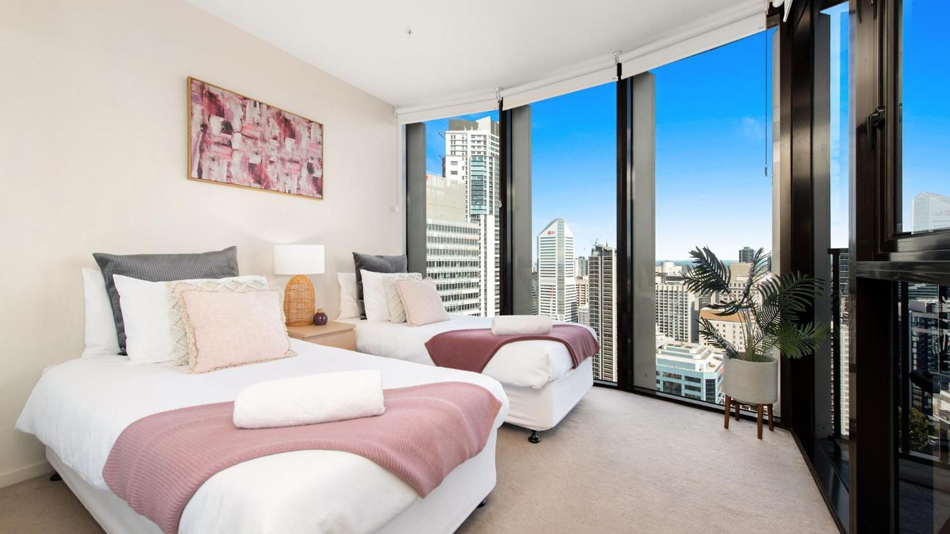 Inspired Serenity With River Views, Fast Wifi, Carpark, Gym, Rooftop Pool