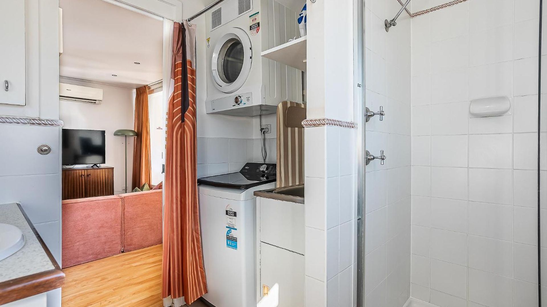 Mid-century Kangaroo Point - 1br Apartment, Walk To Cbd, River & The Gabba Brisbane