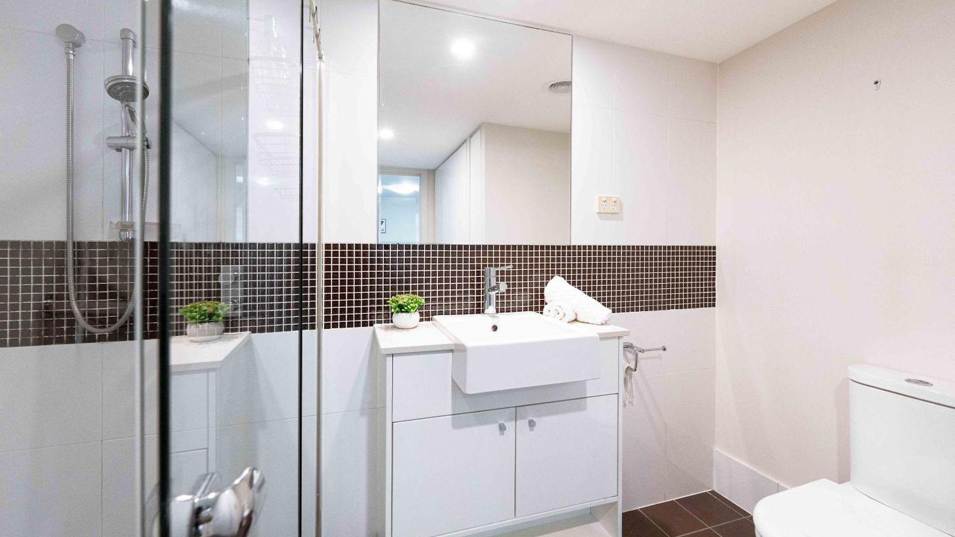 Apartment Spacious Riverside 2br Cbd Parking Pool & Gym