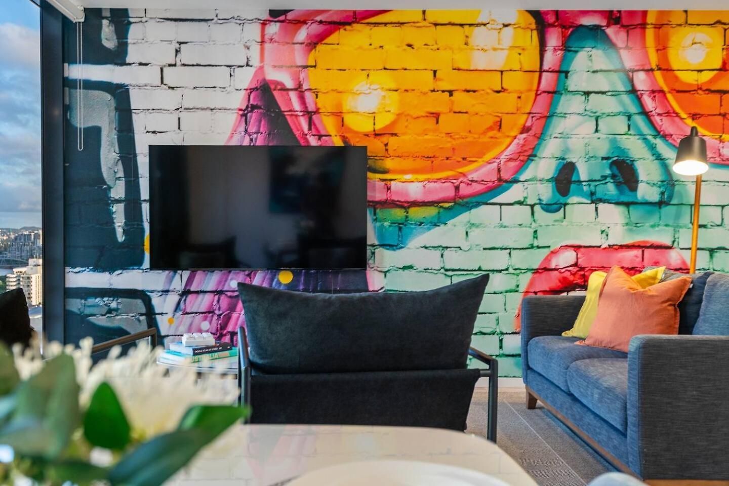 Urban Escape: Great Location W/ Cityscape *