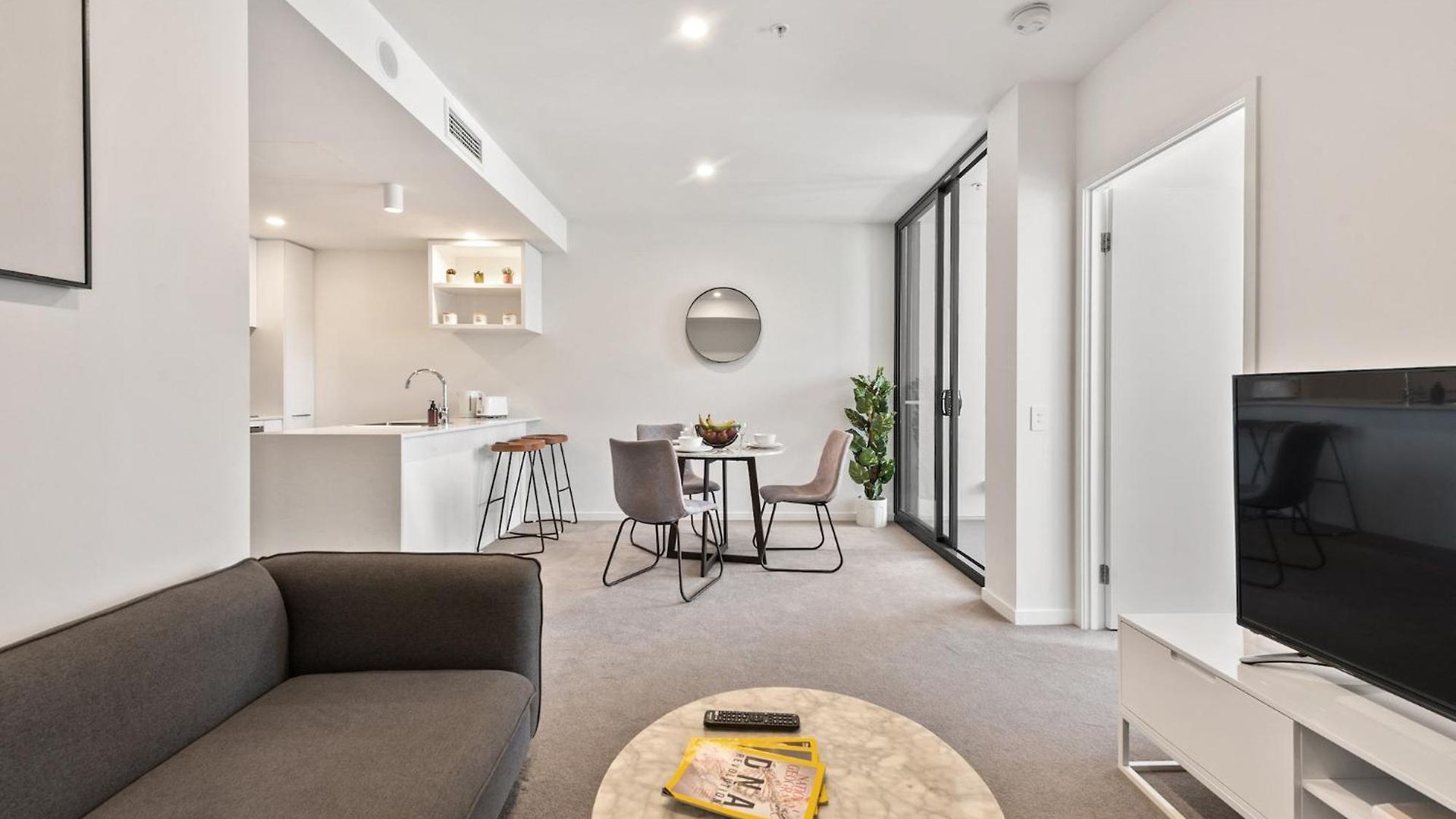 King Bed, Views, Car Park & Perfect Location! Apartment