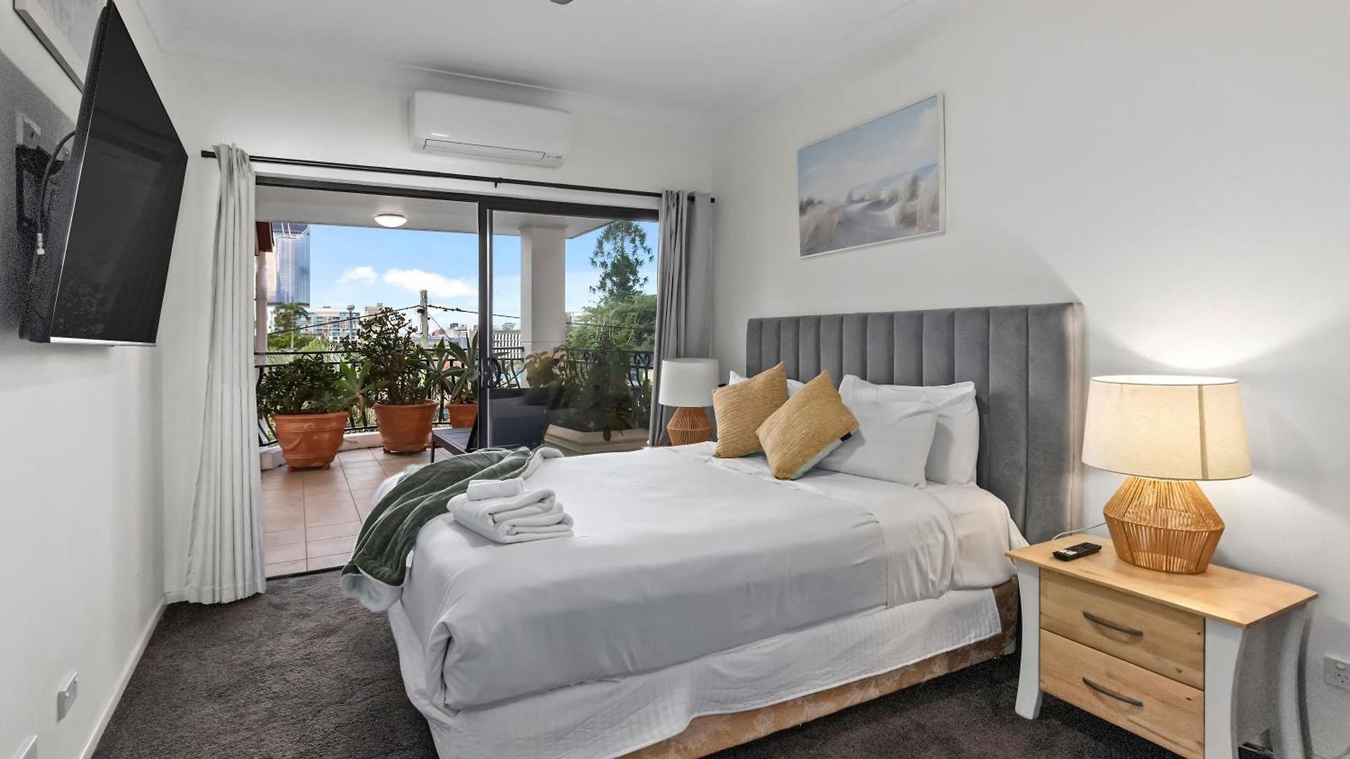 Spacious 2br With Wifi, Parking & Huge Balcony Apartment *