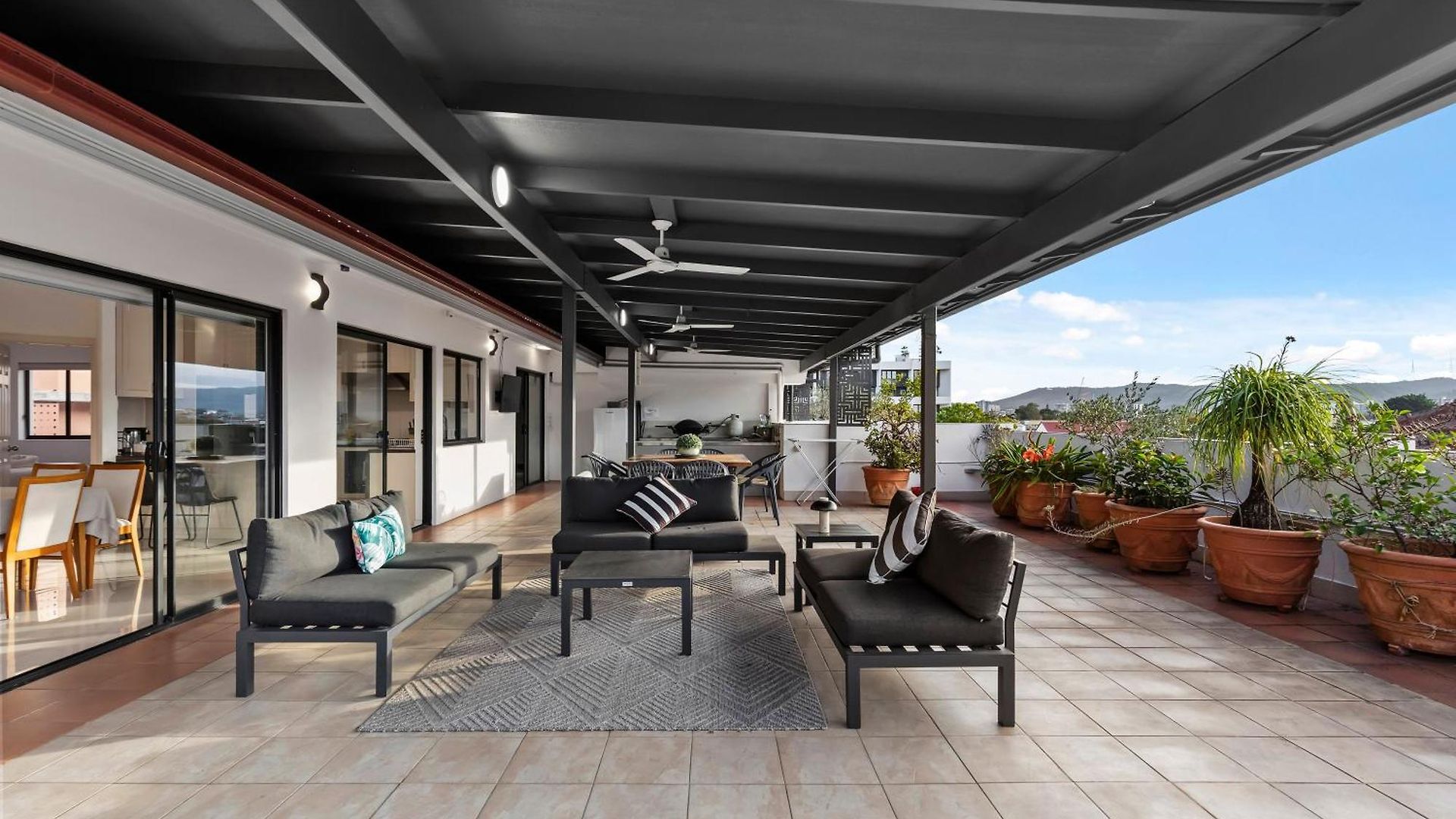 Spacious 2br With Wifi, Parking & Huge Balcony * Brisbane