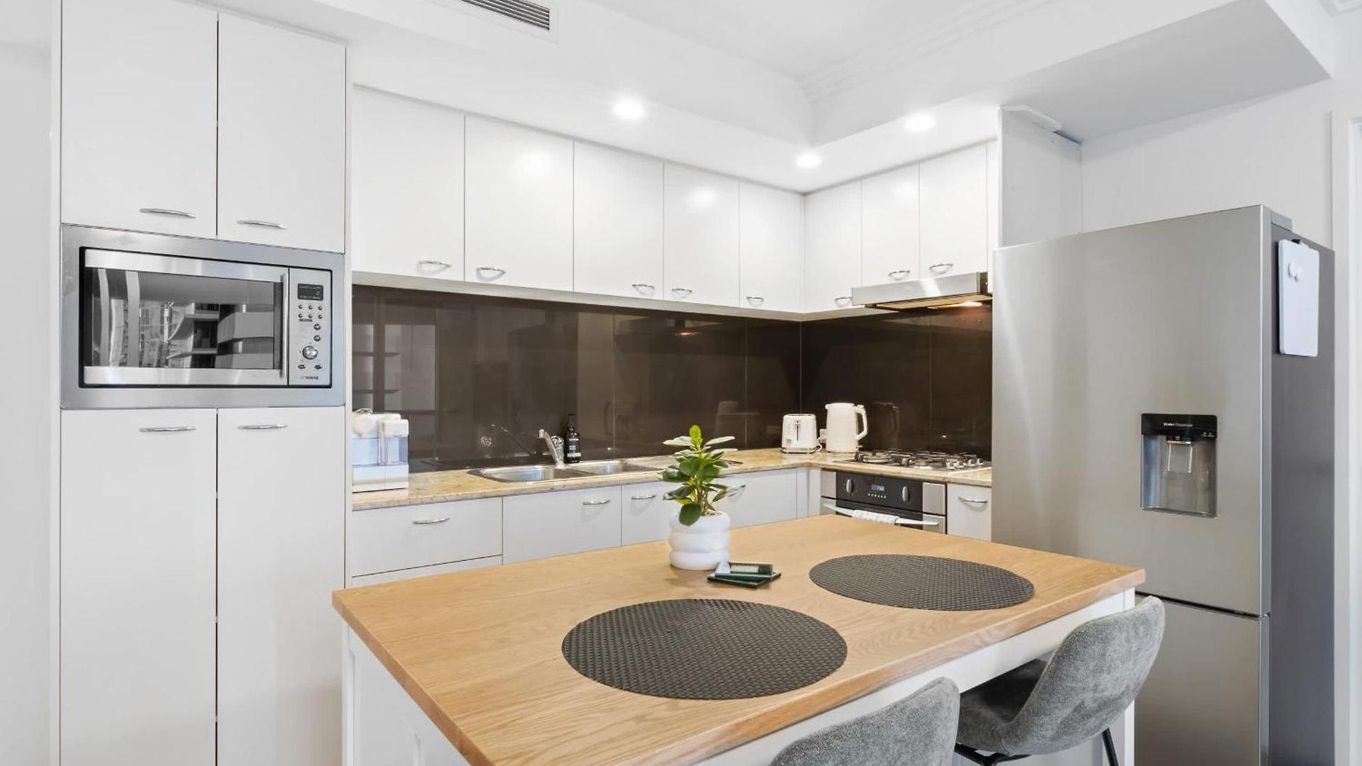 Urban Retreat 1bed-1bath-study-balcony-1car Apartment *