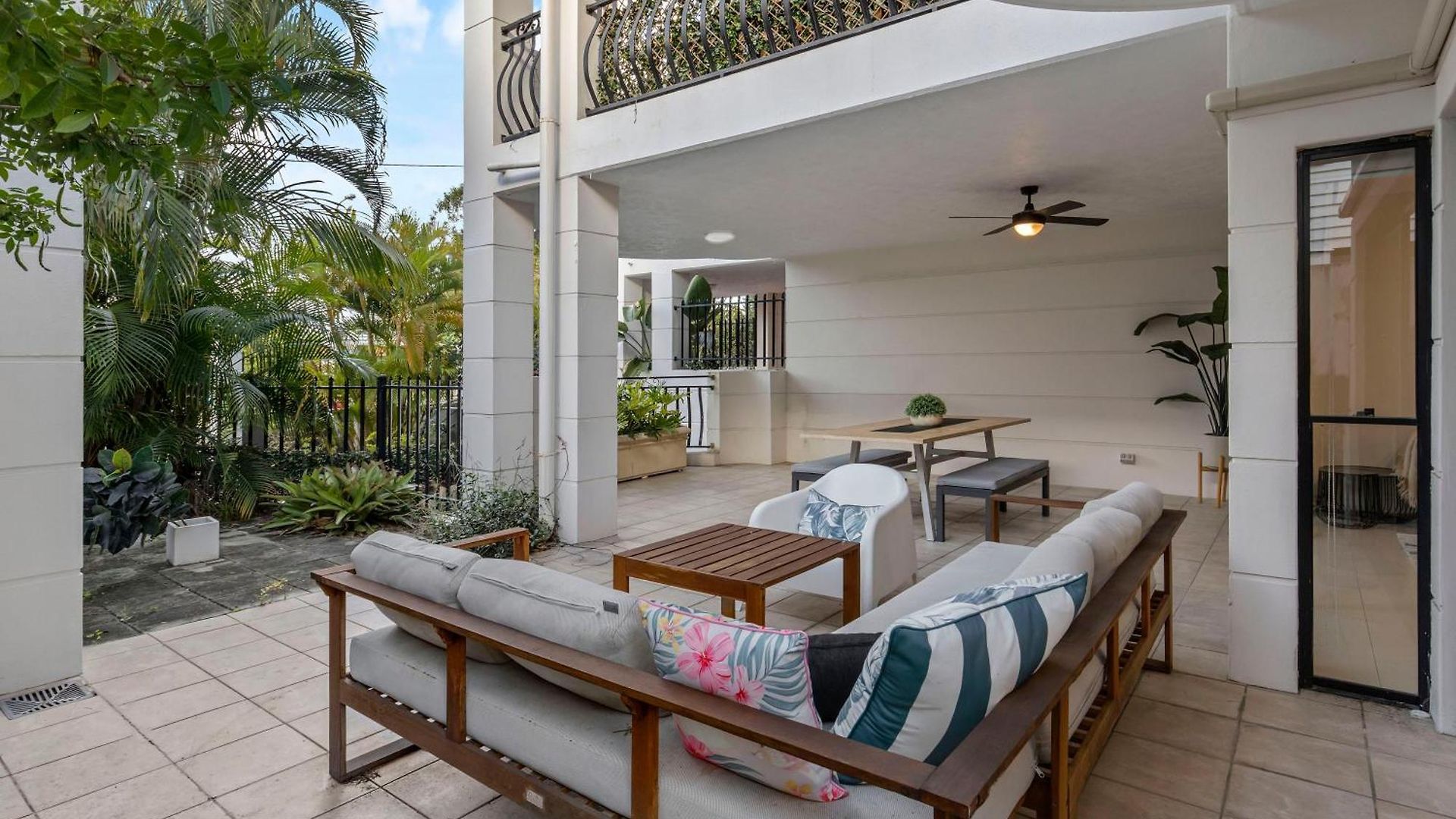 Sunny & Cozy 2br With Wifi, Parking & Balcony *