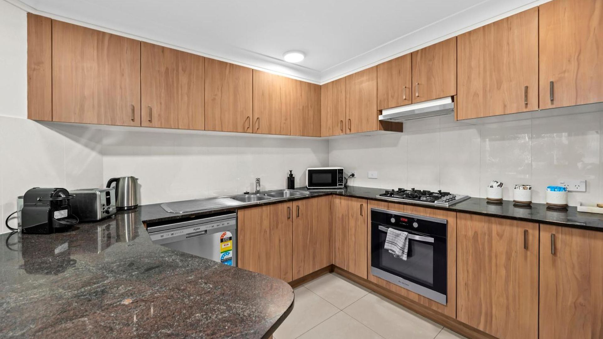 Spacious & Cozy 2br With Parking, Balcony & Wifi *