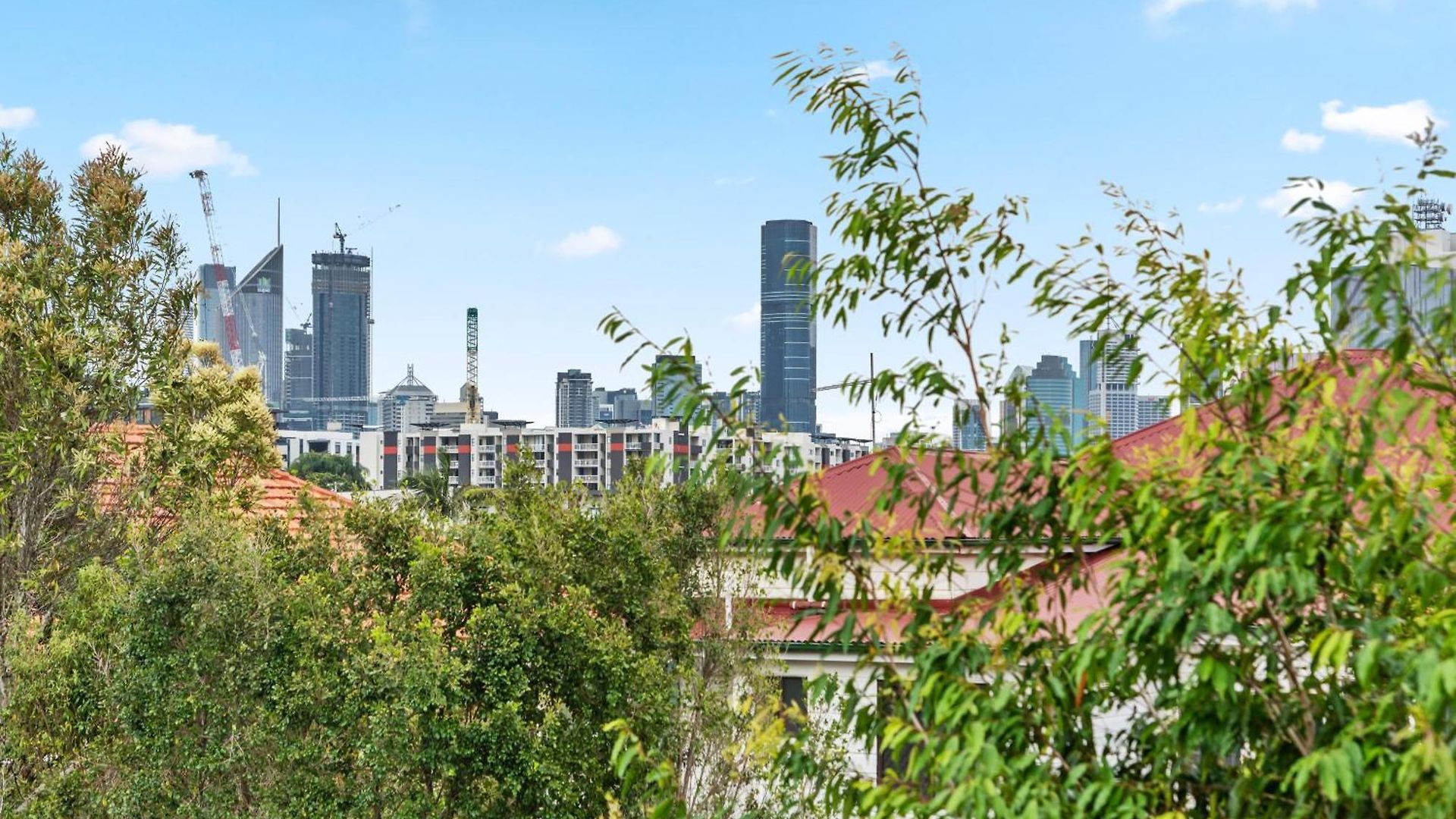 Quiet & Leafy 1br With Parking, Balcony & Wi-fi Apartment *