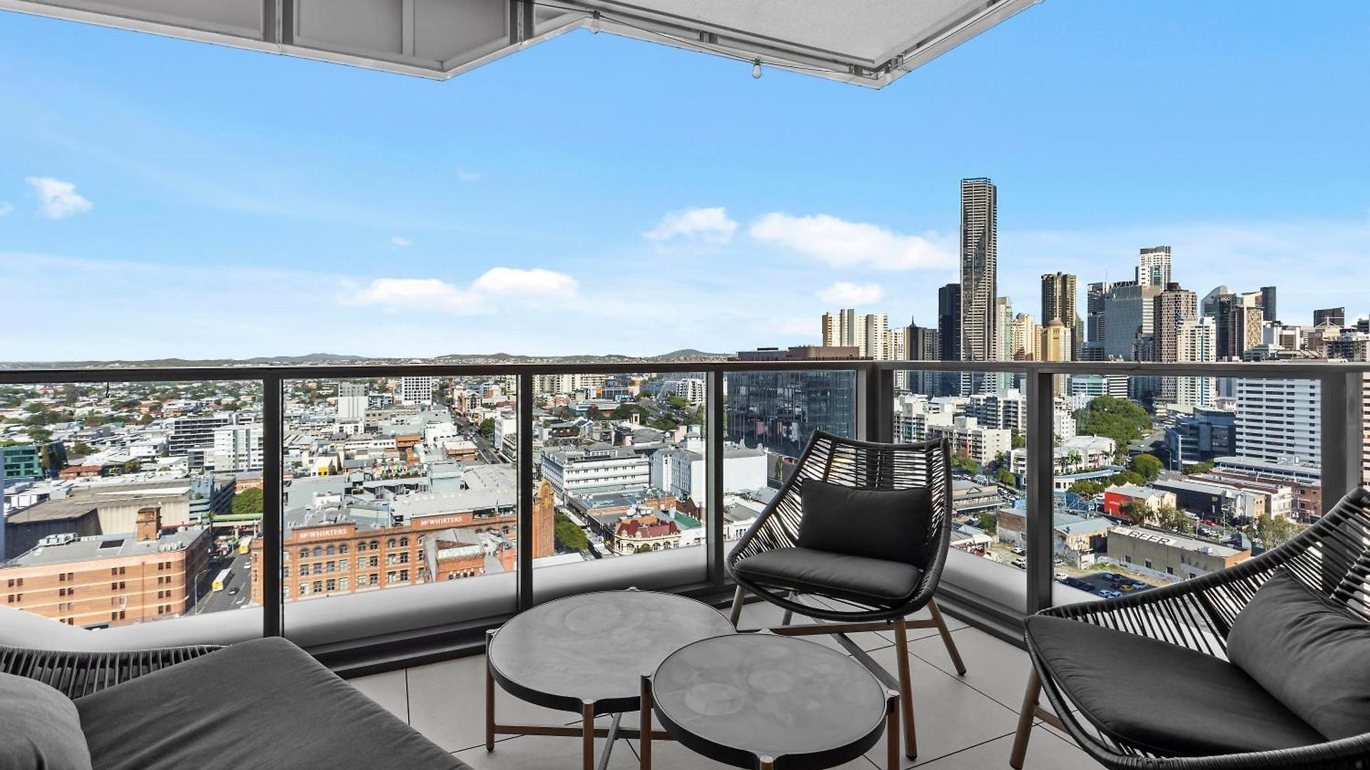 Apartment Luxe 3br With Stunning Views, Parking And Pool