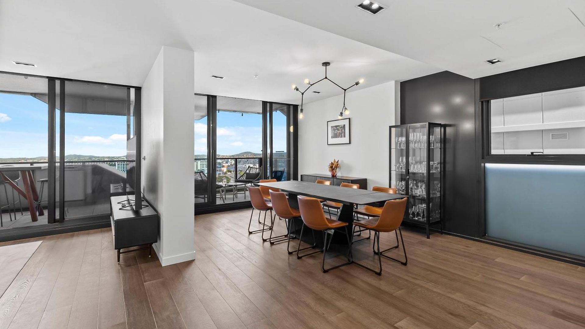Luxe 3br With Stunning Views, Parking And Pool *