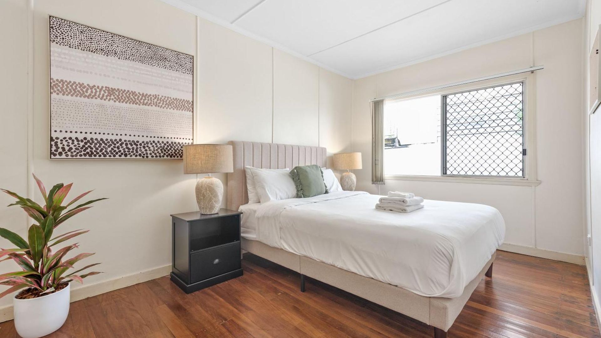 Apartment Cozy & Comfy 2br W/ Parking, Balcony & Wi-fi