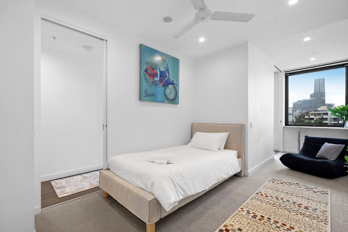Two Bedroom Retreat With Pool, Gym And Parking Brisbane