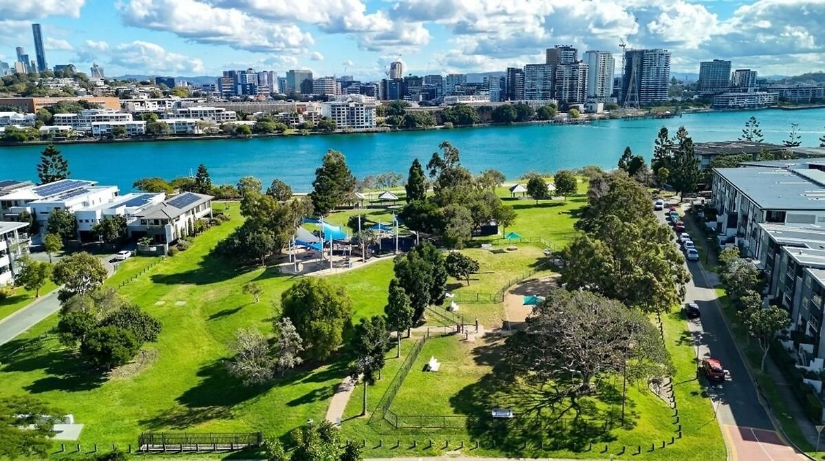 Bulimba Apartment - Ferry Access - Near Oxford St - Sleeps 8 - Baby & Work Ready * Brisbane