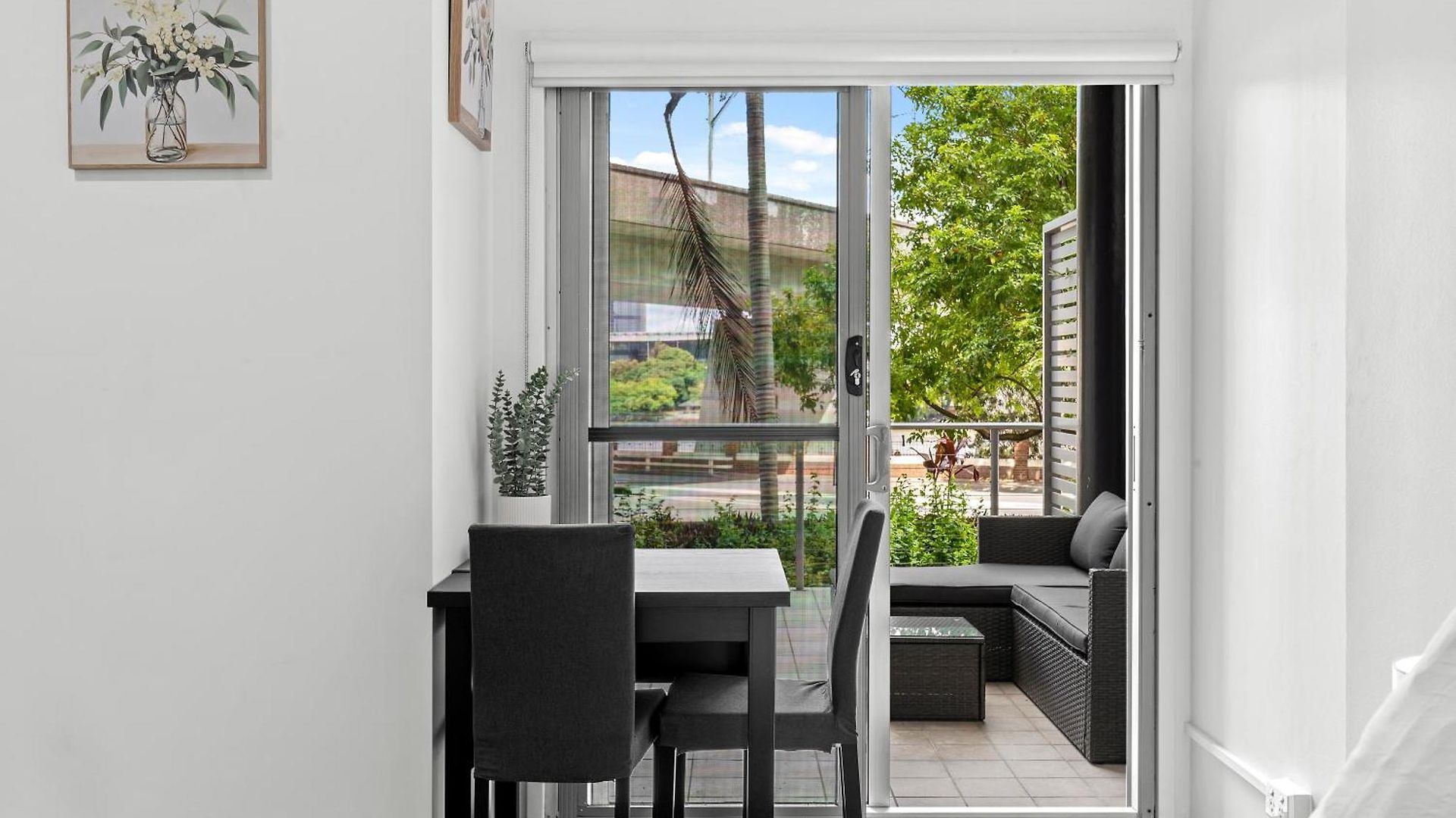 Bright With River View, Pool, Gym & Balcony Apartment *