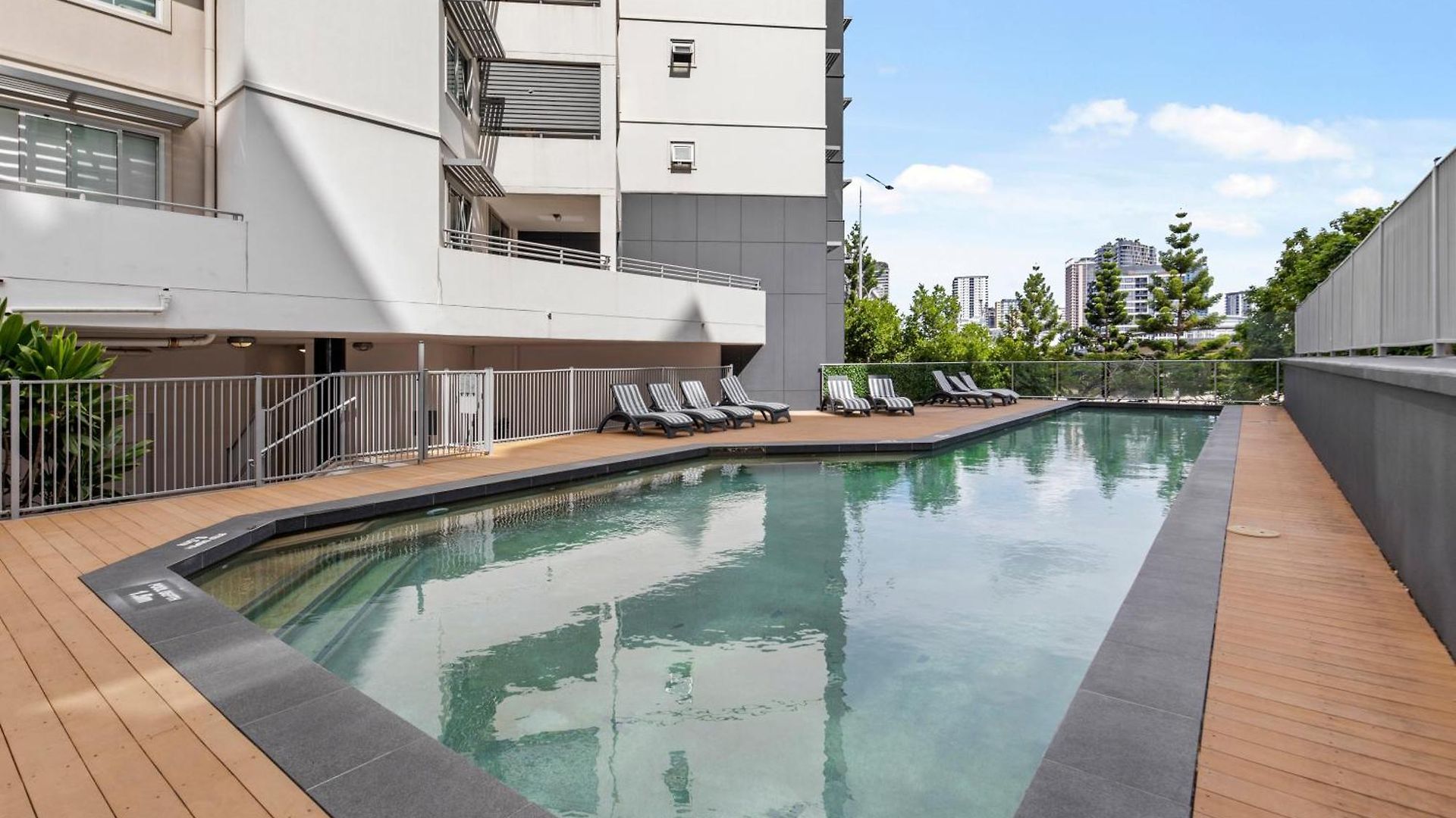 Bright With River View, Pool, Gym & Balcony *